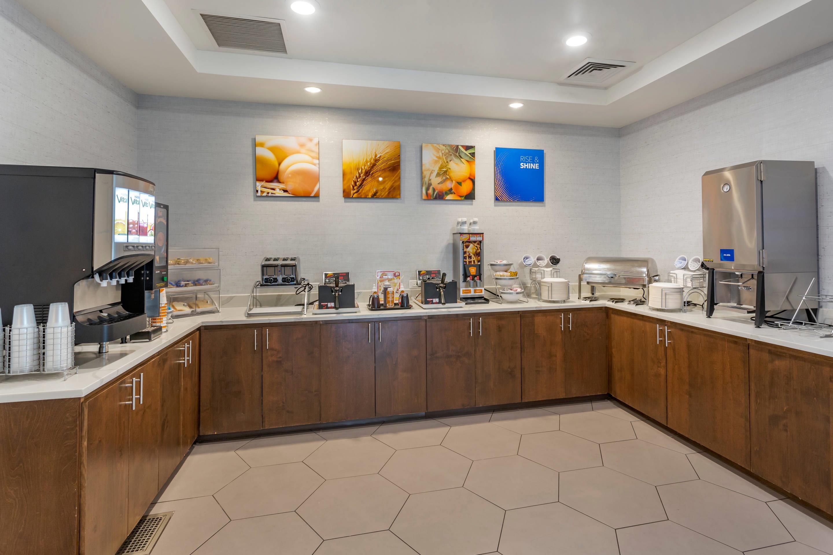 Breakfast area | Comfort Inn & Suites Salt Lake City Airport
