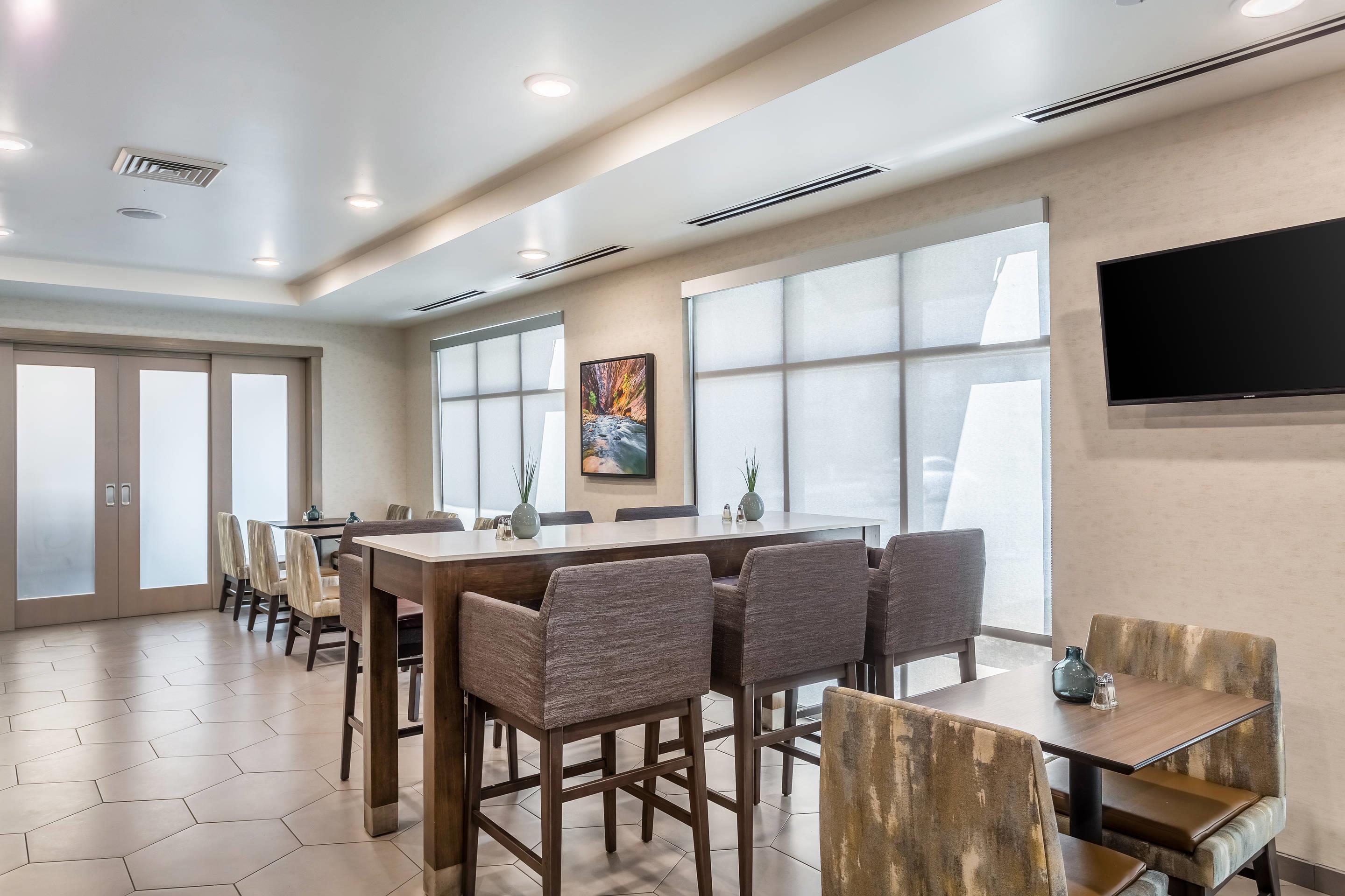 Breakfast area | Comfort Inn & Suites Salt Lake City Airport