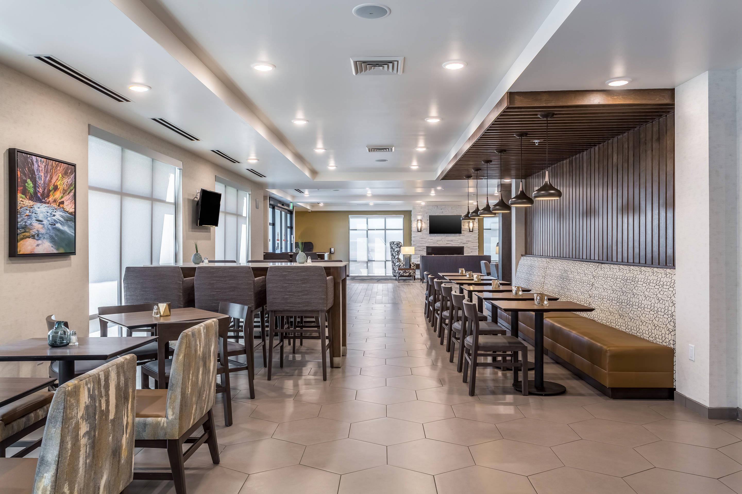 Enjoy breakfast in this seating area | Comfort Inn & Suites Salt Lake City Airport