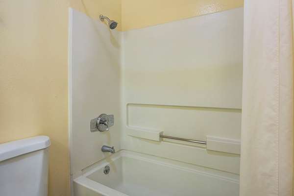  - Econo Lodge Hurricane