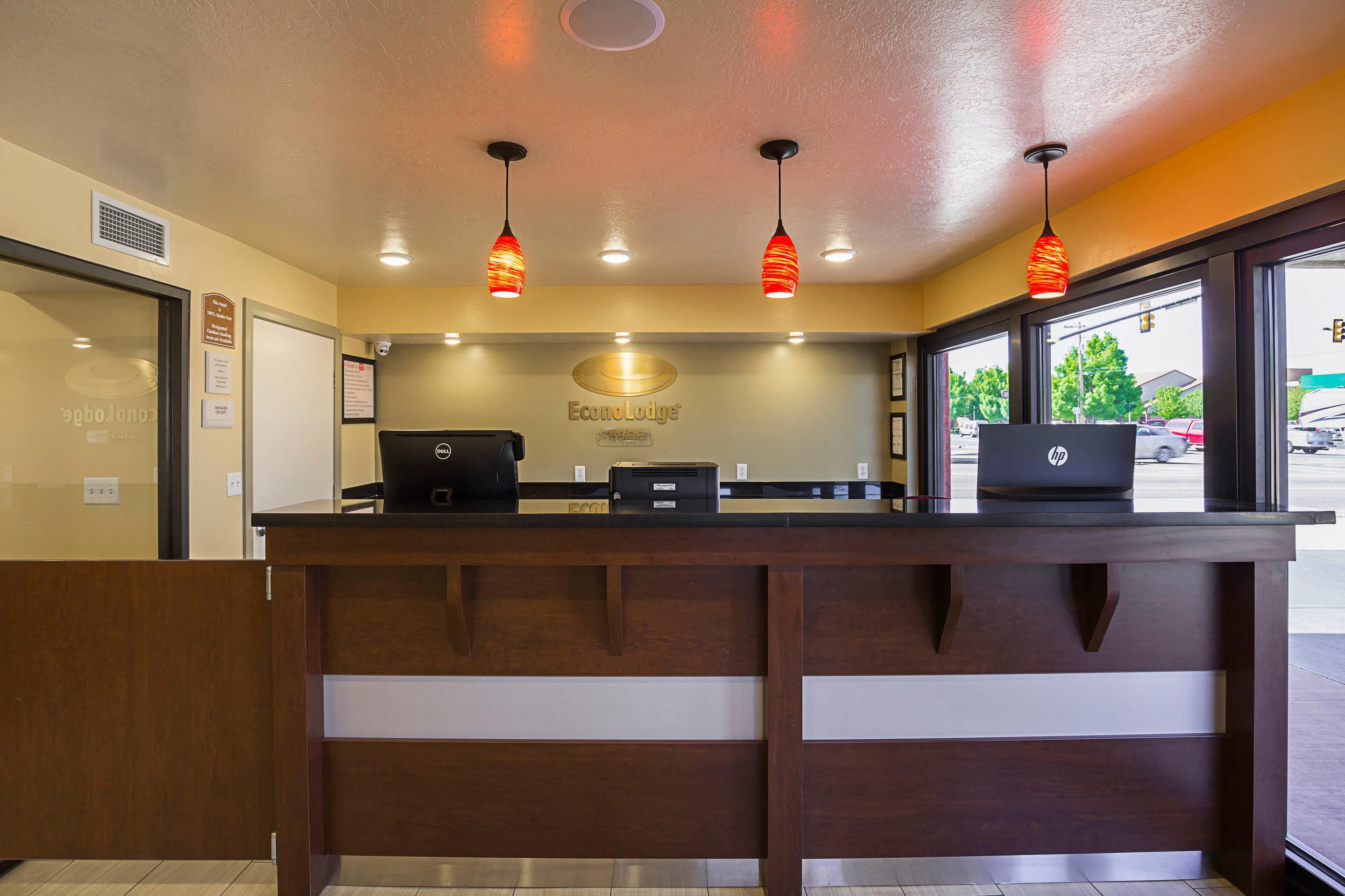 Front desk | Econo Lodge Hurricane - Zion National Park Area