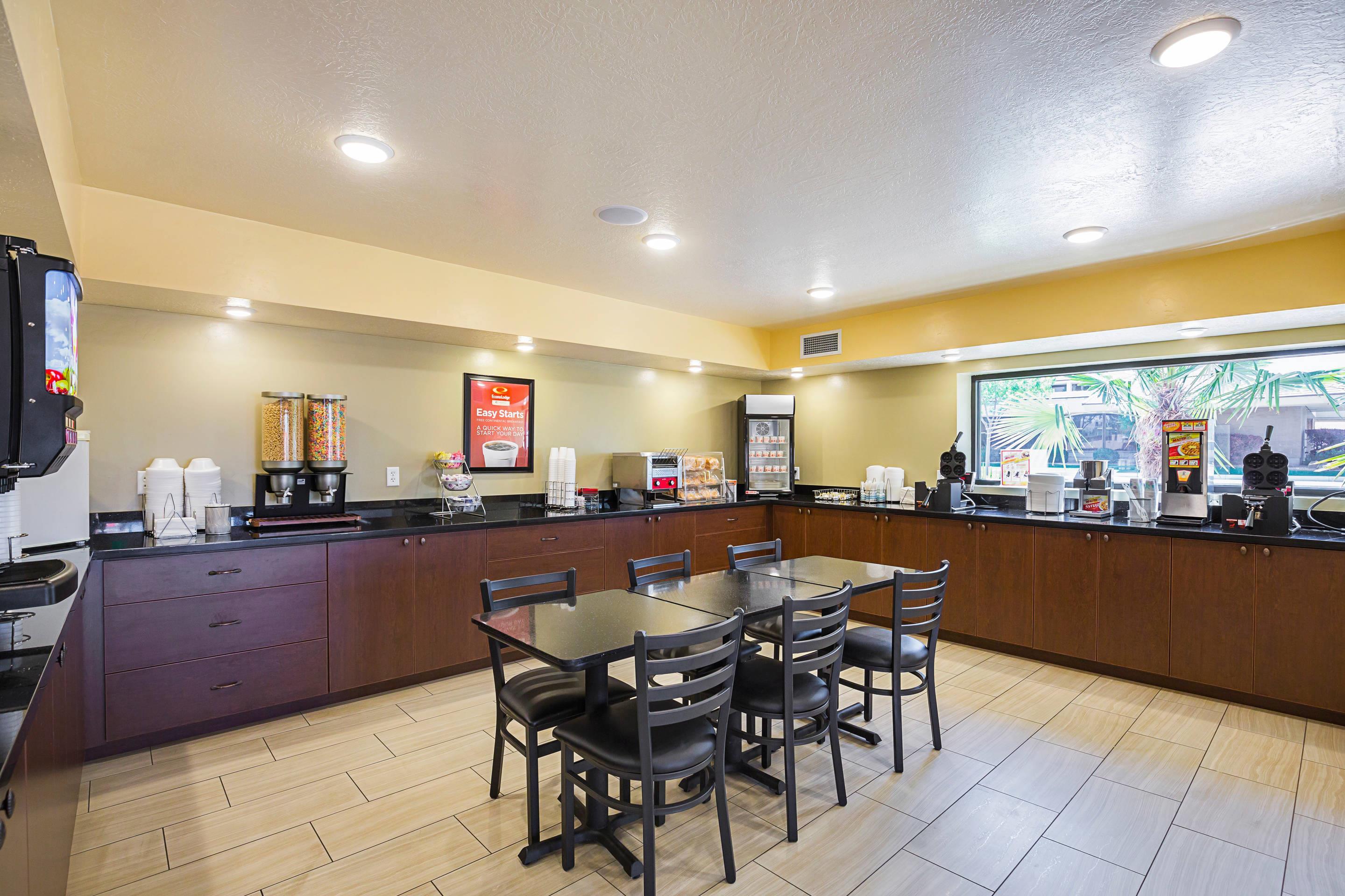 Breakfast area | Econo Lodge Hurricane - Zion National Park Area