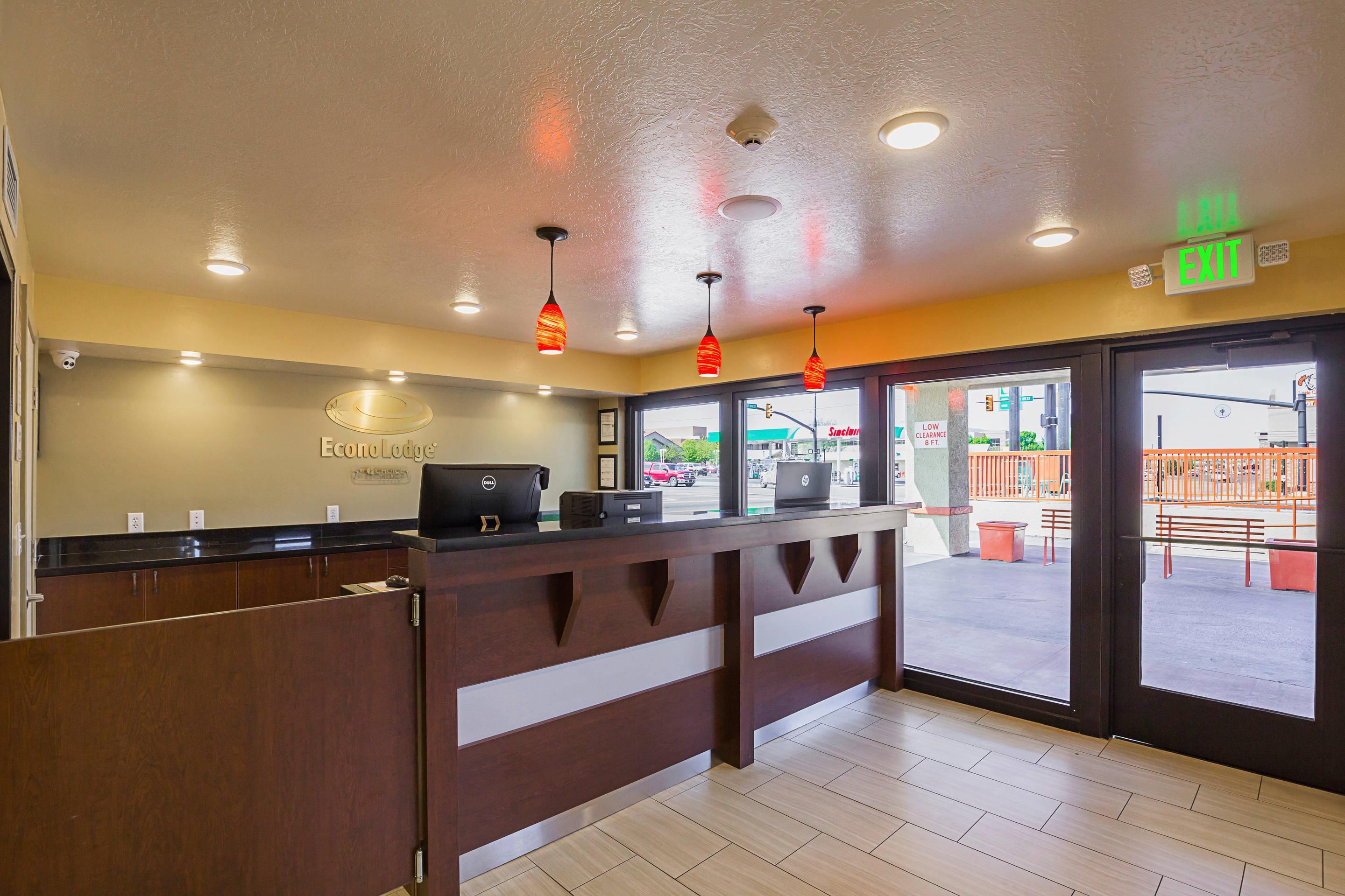Front desk | Econo Lodge Hurricane - Zion National Park Area