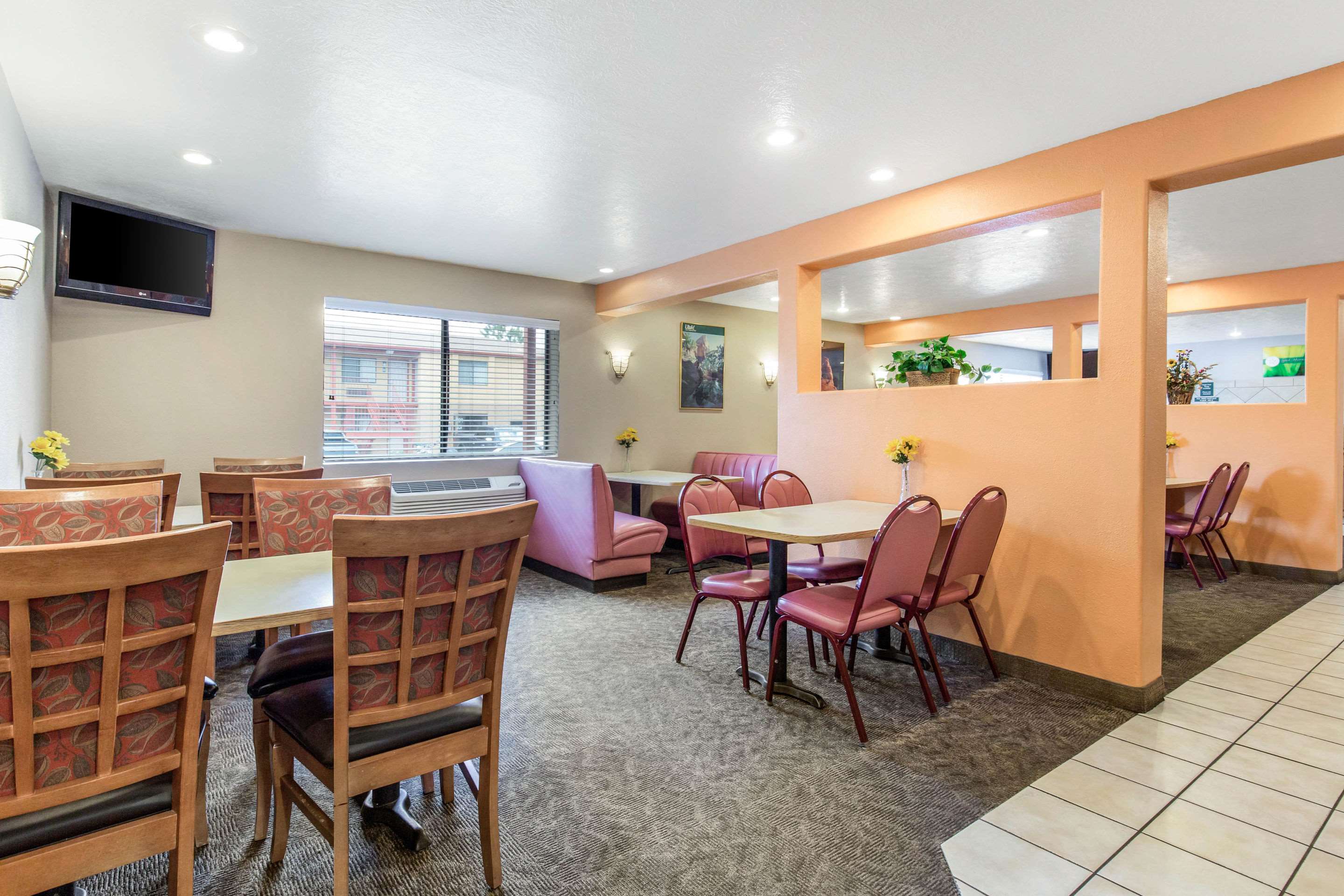Breakfast area | Quality Inn Cedar City - University Area