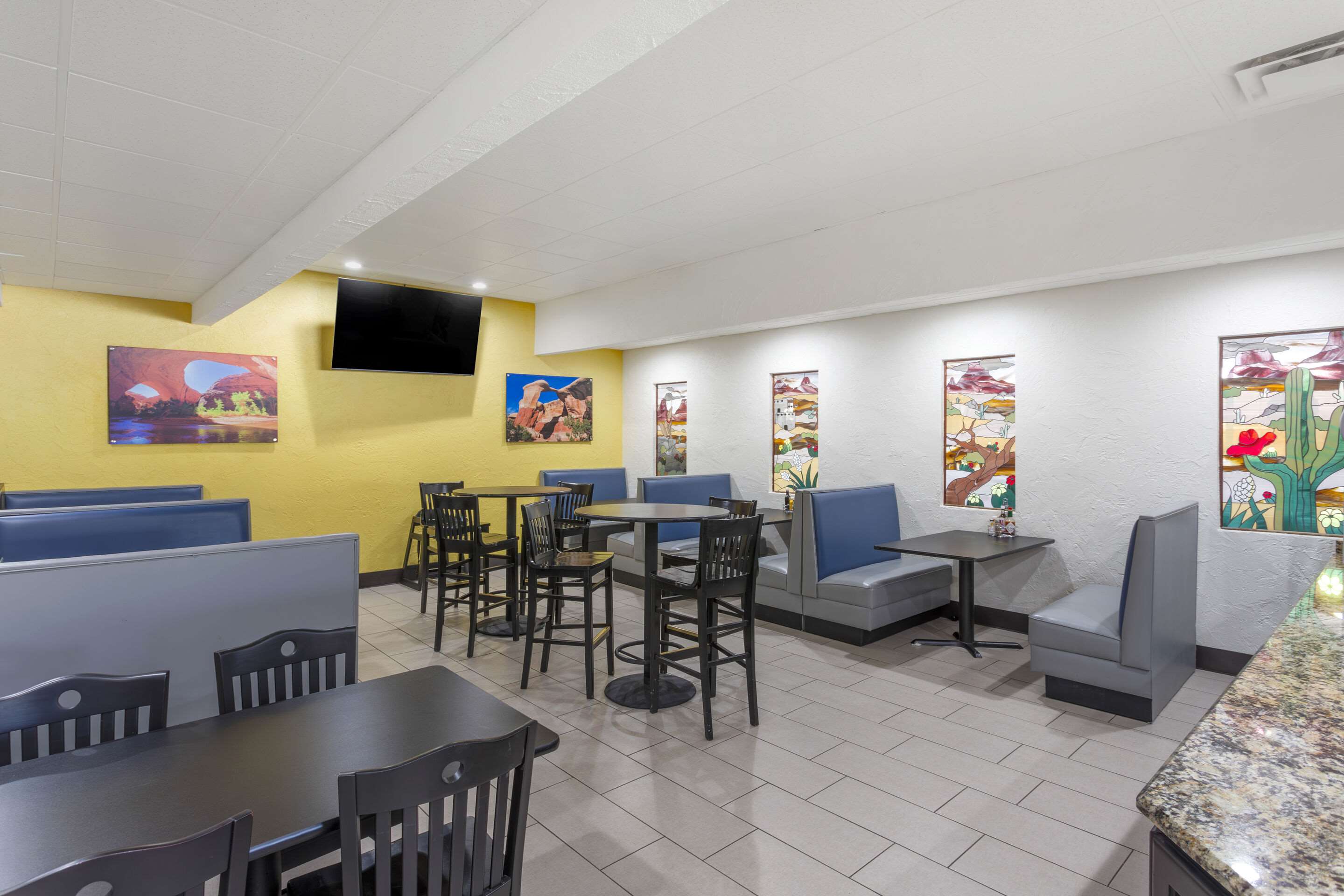 Breakfast area | Comfort Suites Ogden Conference Center