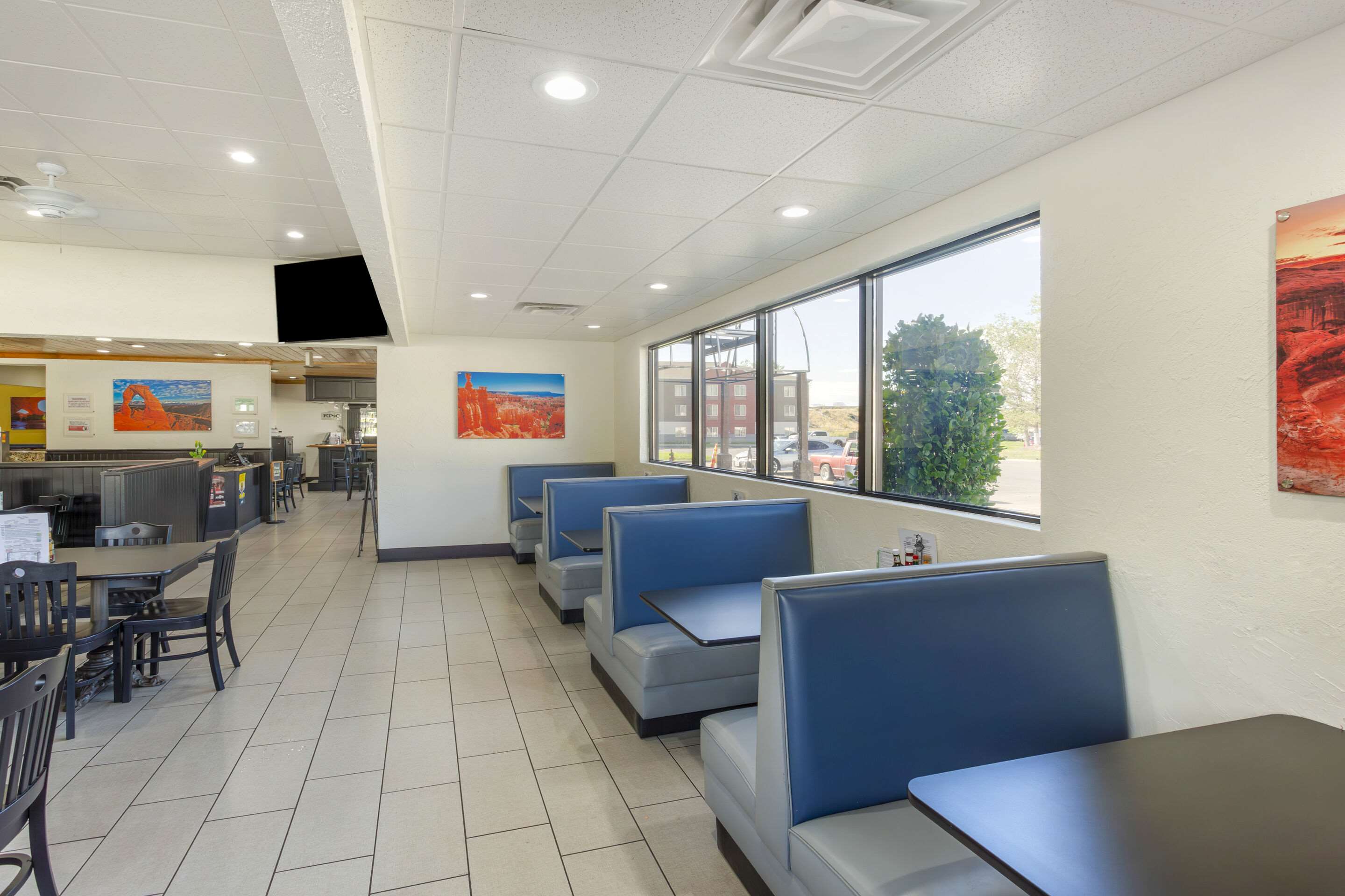 Breakfast area | Comfort Suites Ogden Conference Center