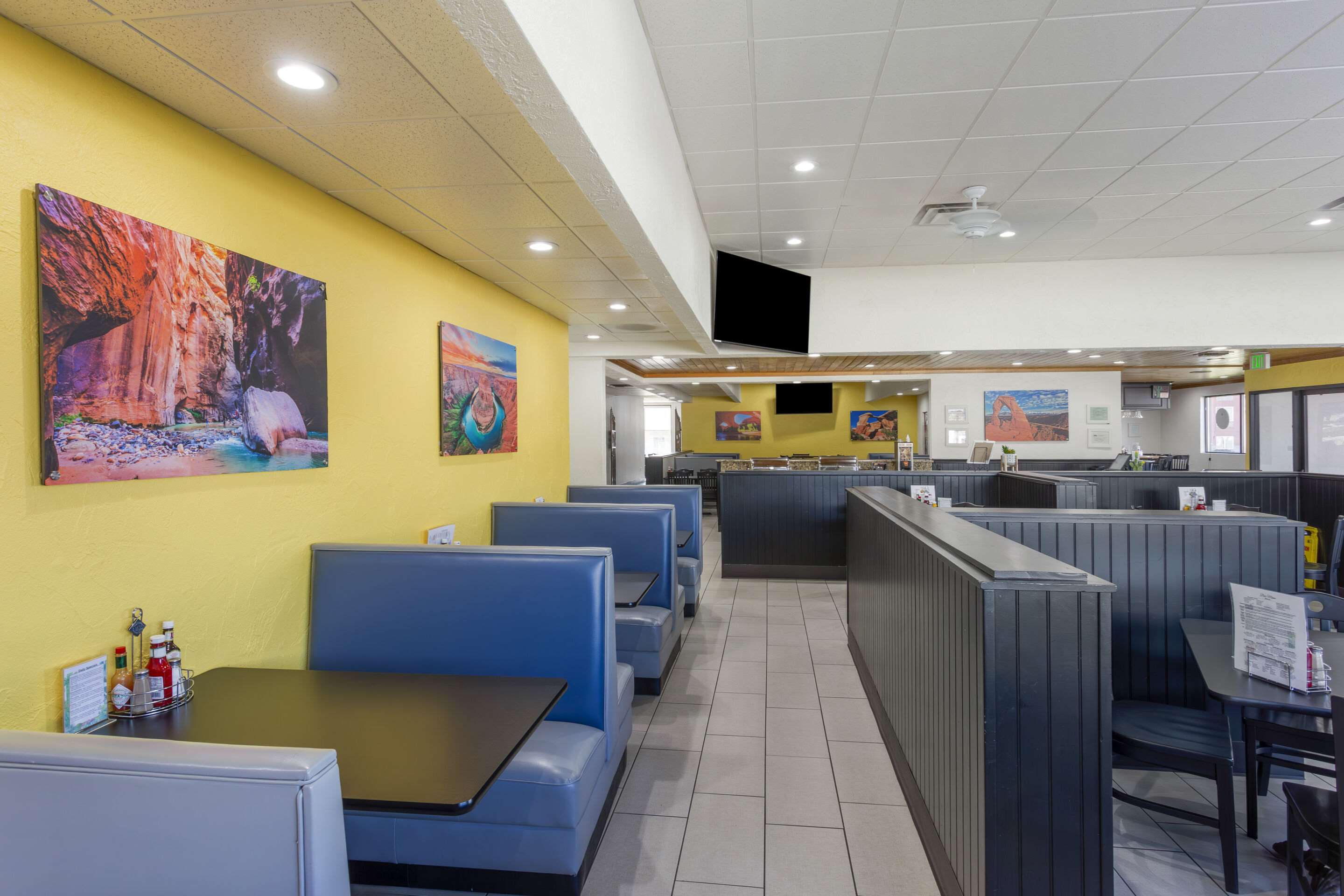 Breakfast area | Comfort Suites Ogden Conference Center