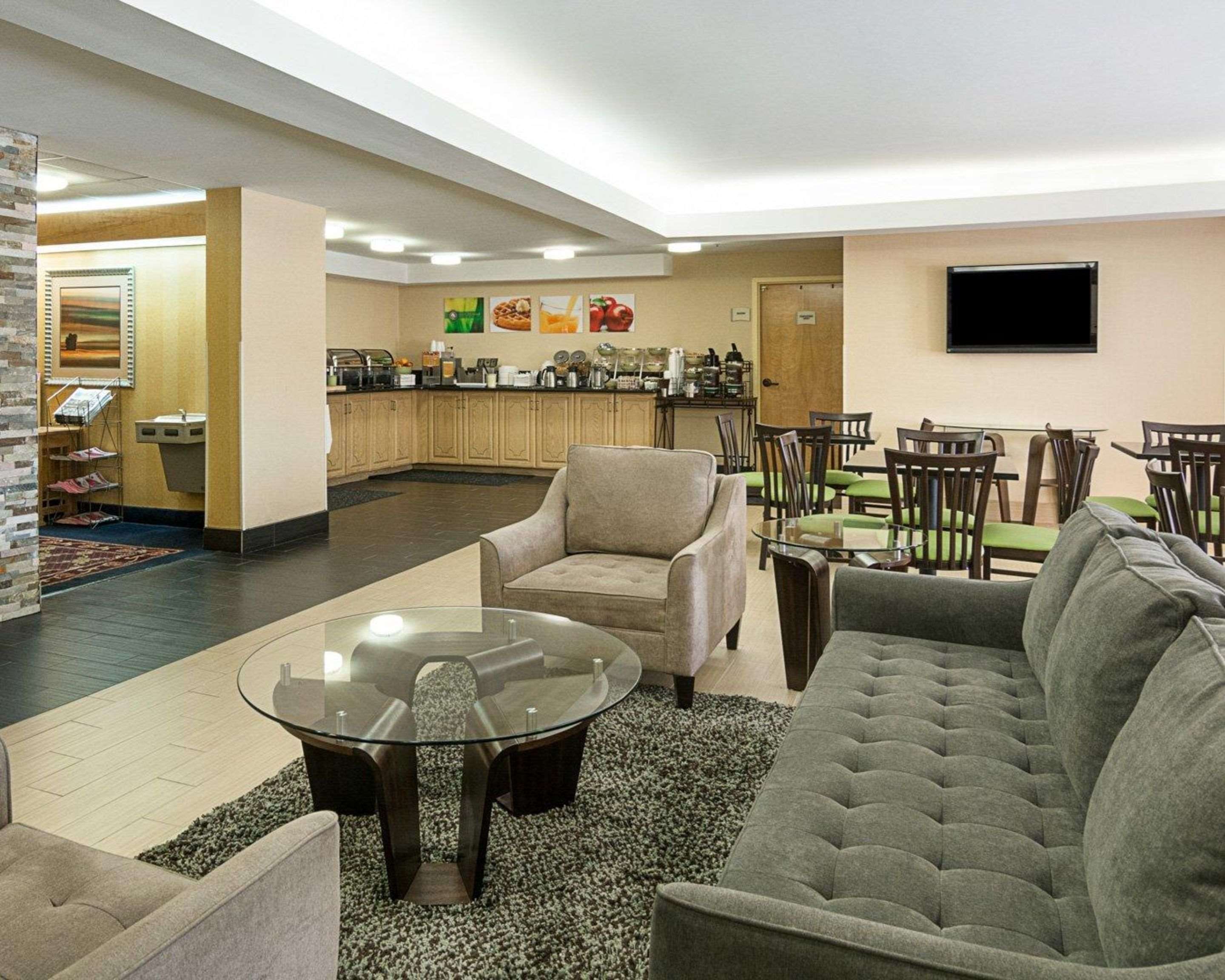 Hotel lobby | Quality Inn Richmond Airport