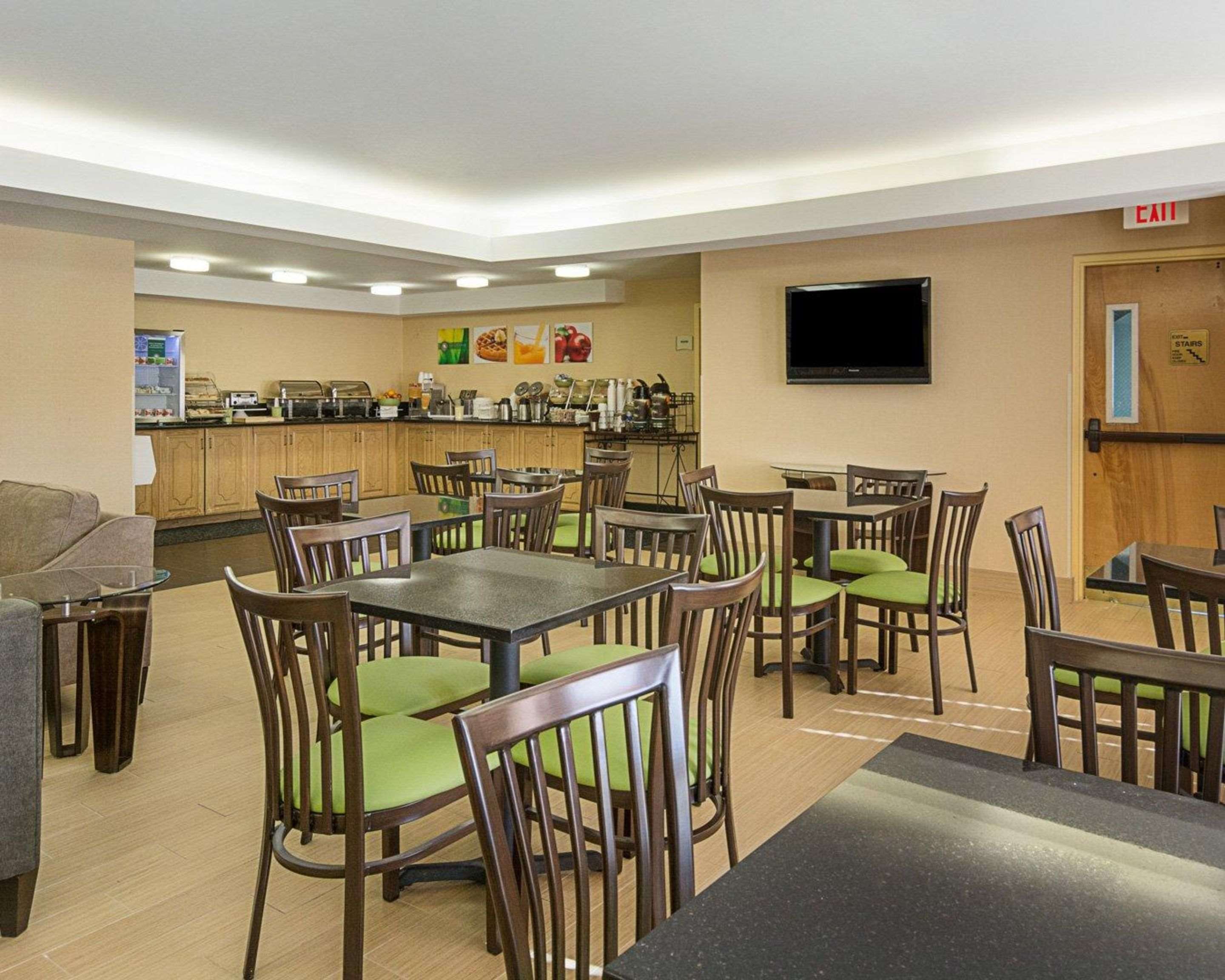 Breakfast area in the lobby | Quality Inn Richmond Airport