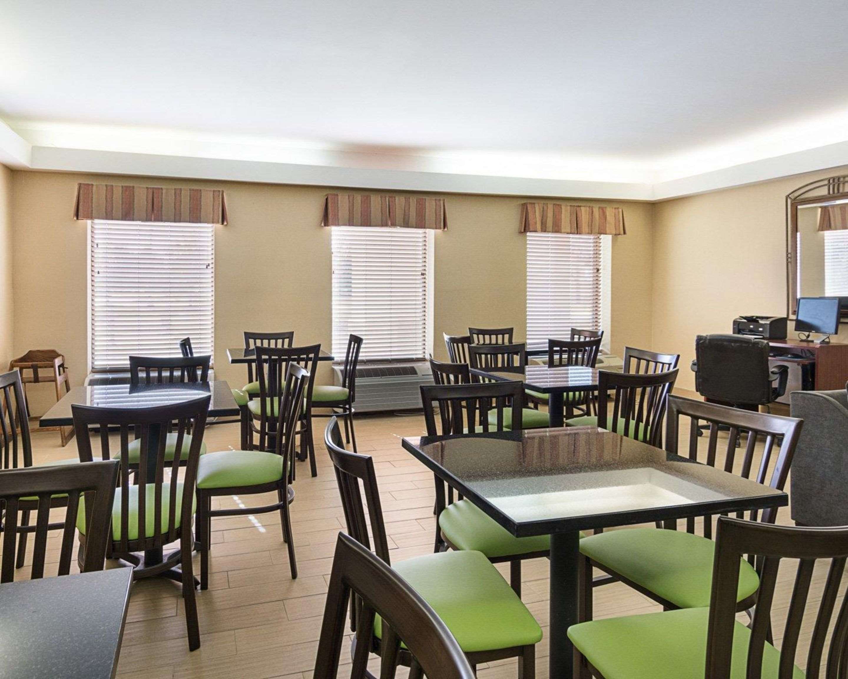 Breakfast area in the lobby | Quality Inn Richmond Airport