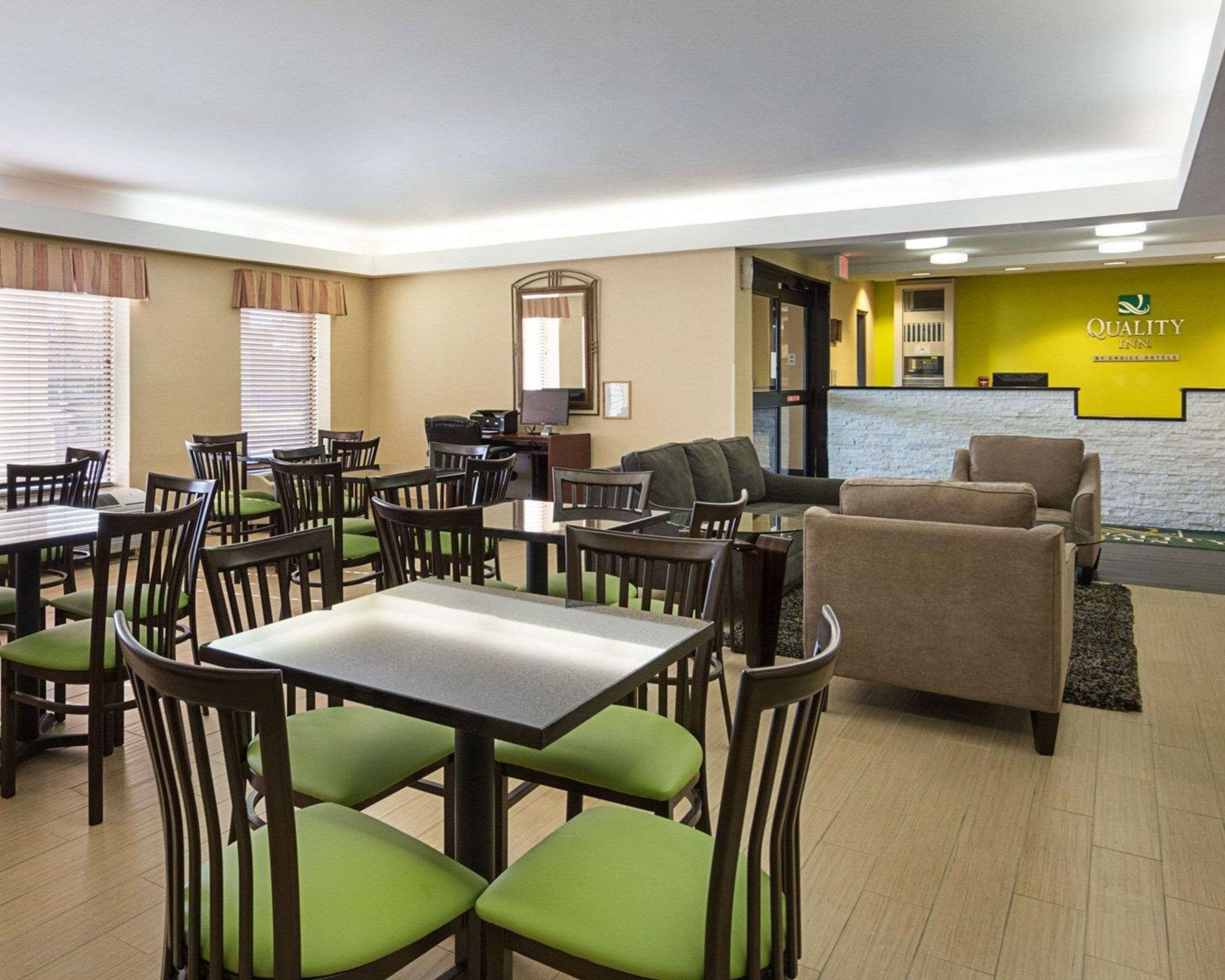 Breakfast area in the lobby | Quality Inn Richmond Airport