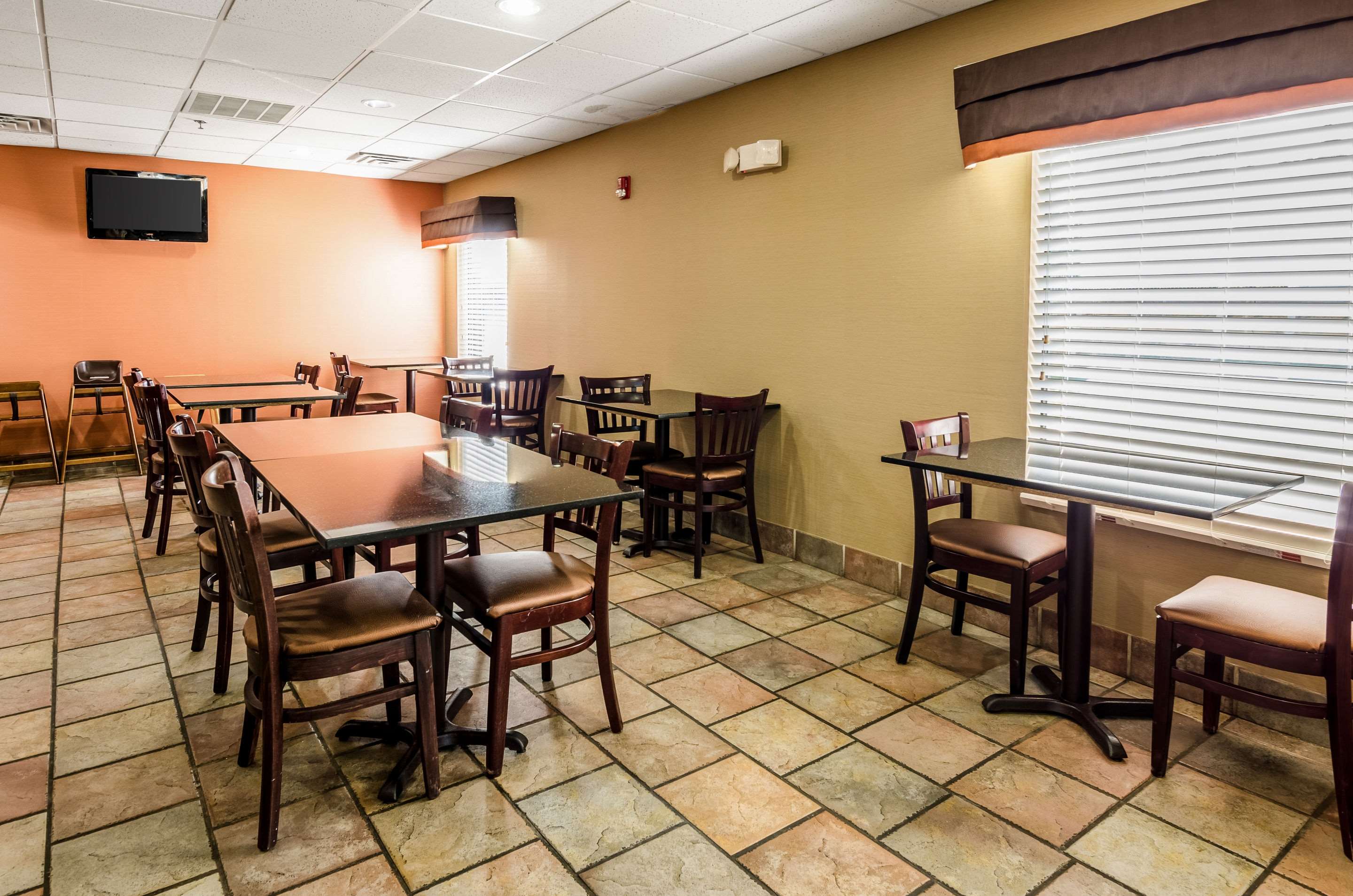 Breakfast area | Quality Inn & Suites