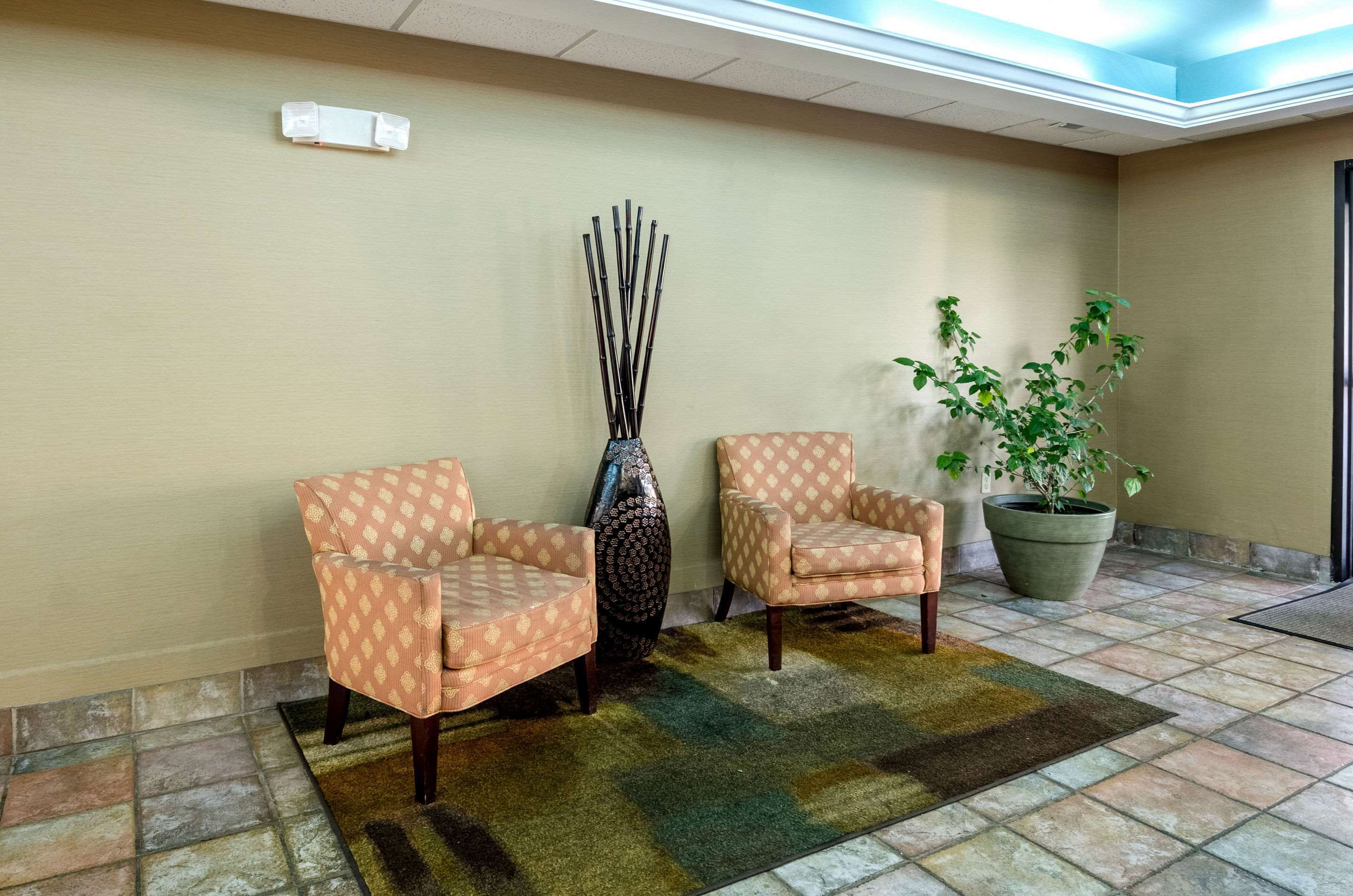 Hotel lobby | Quality Inn & Suites