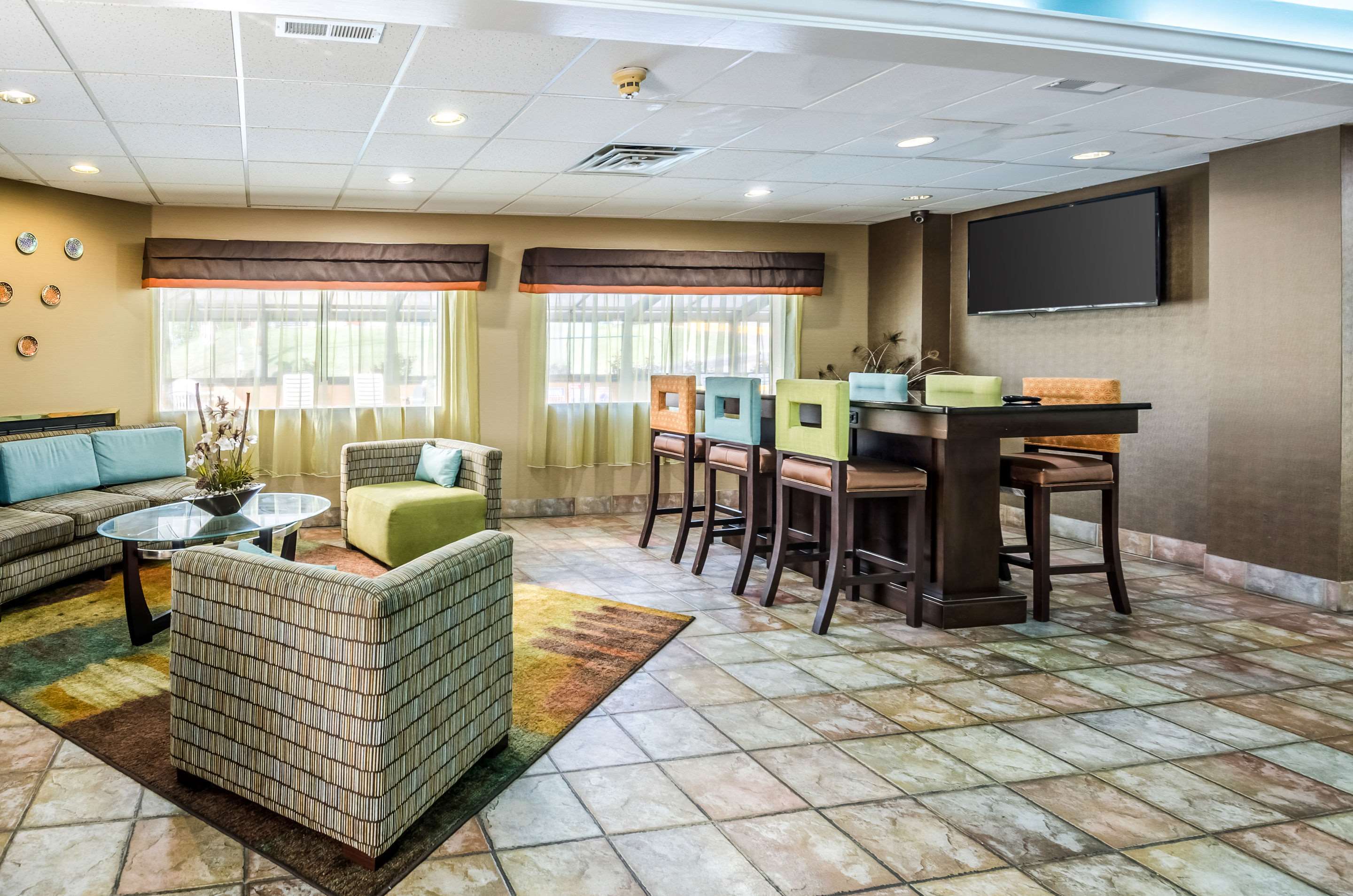 Lobby | Quality Inn & Suites