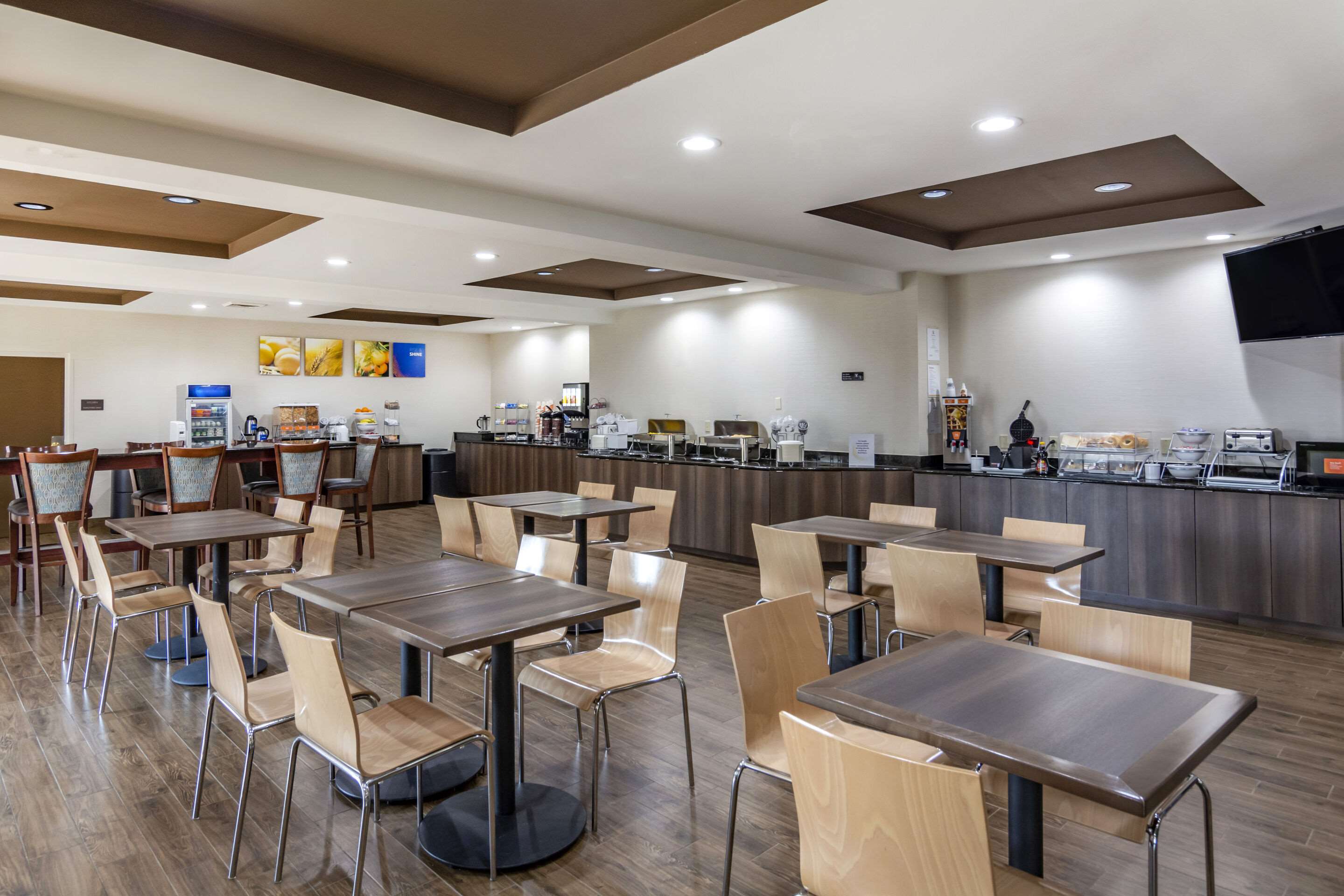 Breakfast area | Comfort Suites South Park