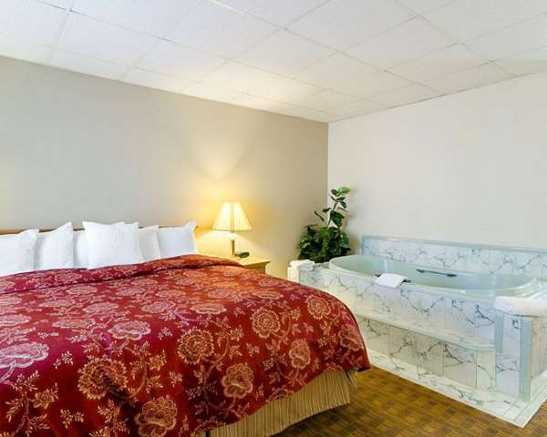 Suite - Rodeway Inn Colony Williamsburg