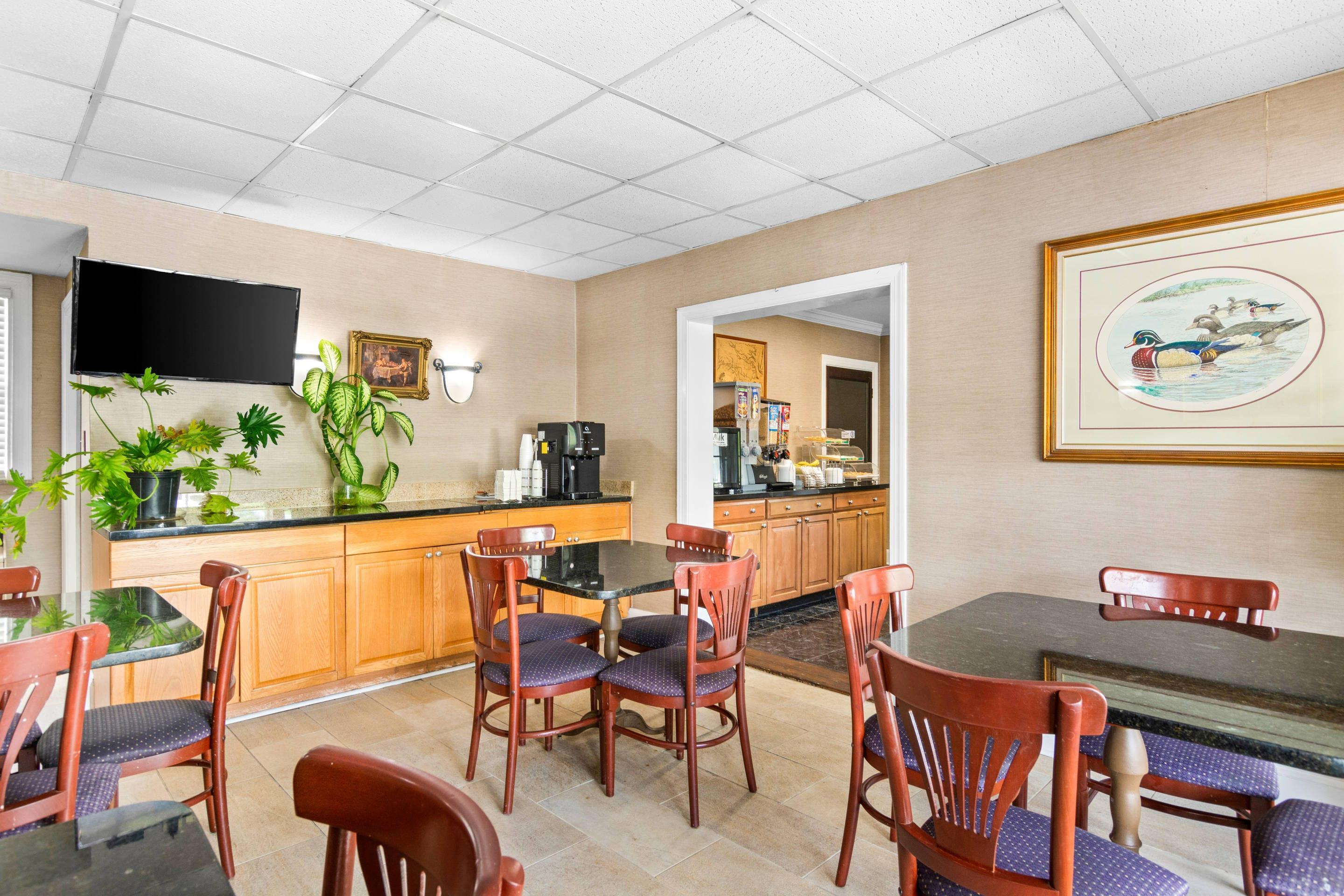 Spacious breakfast area | Rodeway Inn Historic