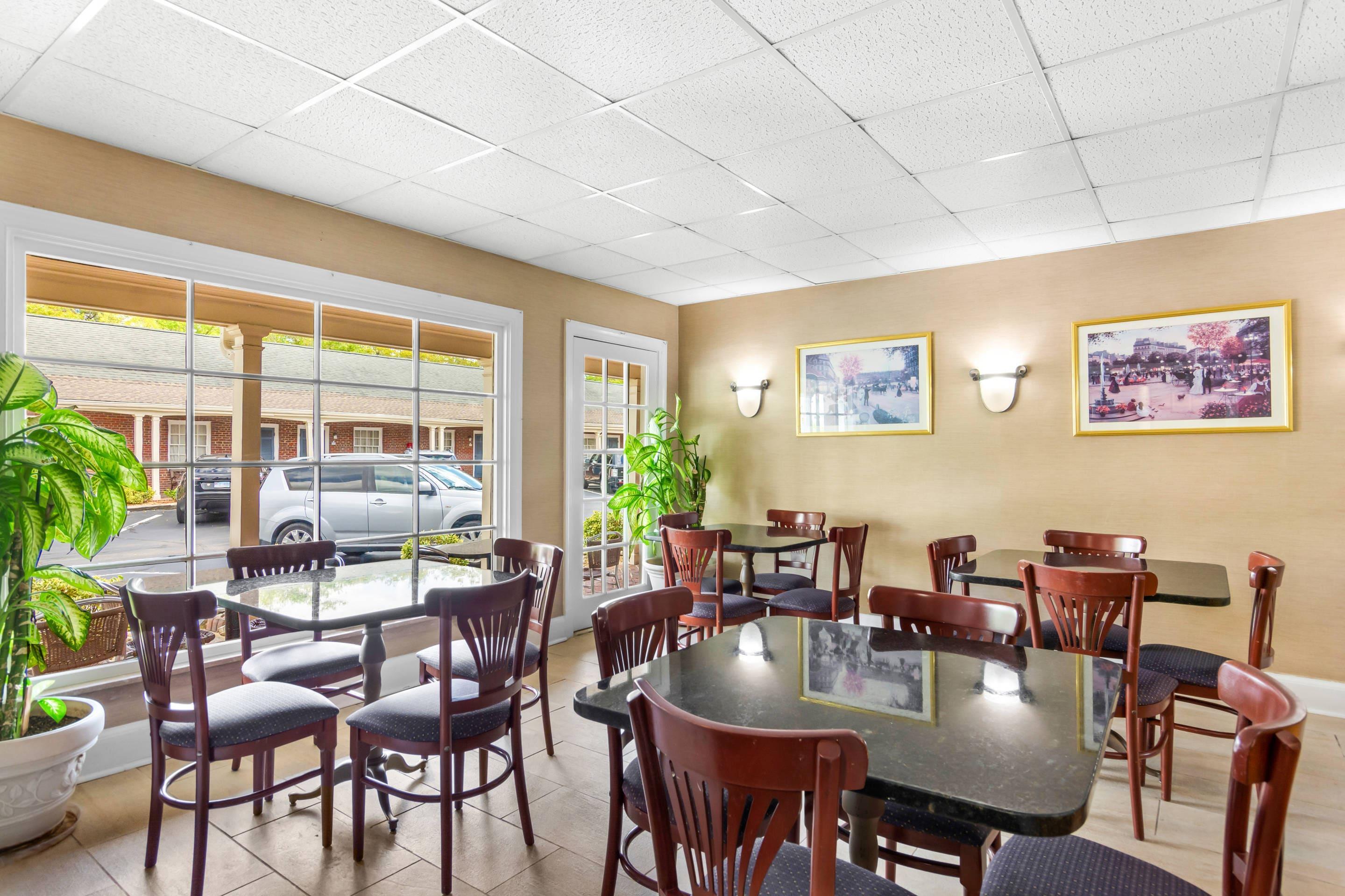 Enjoy breakfast in this seating area | Rodeway Inn Historic