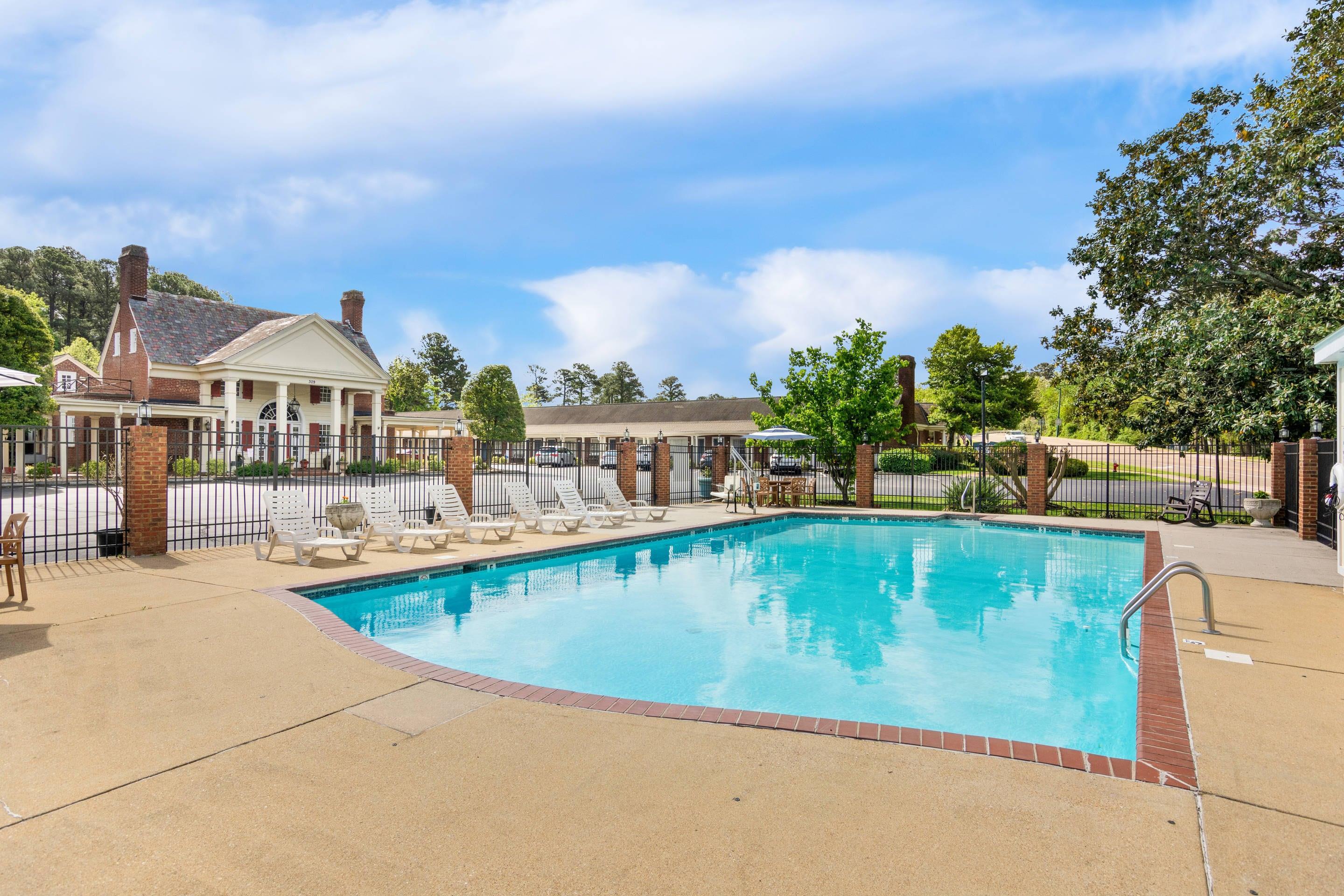 Outdoor pool | Rodeway Inn Historic