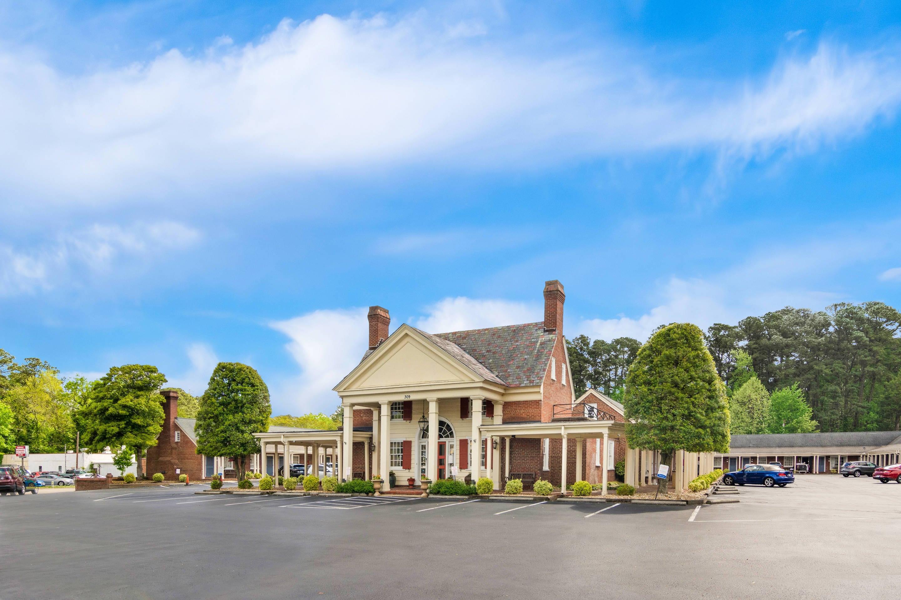 Hotel exterior | Rodeway Inn Historic