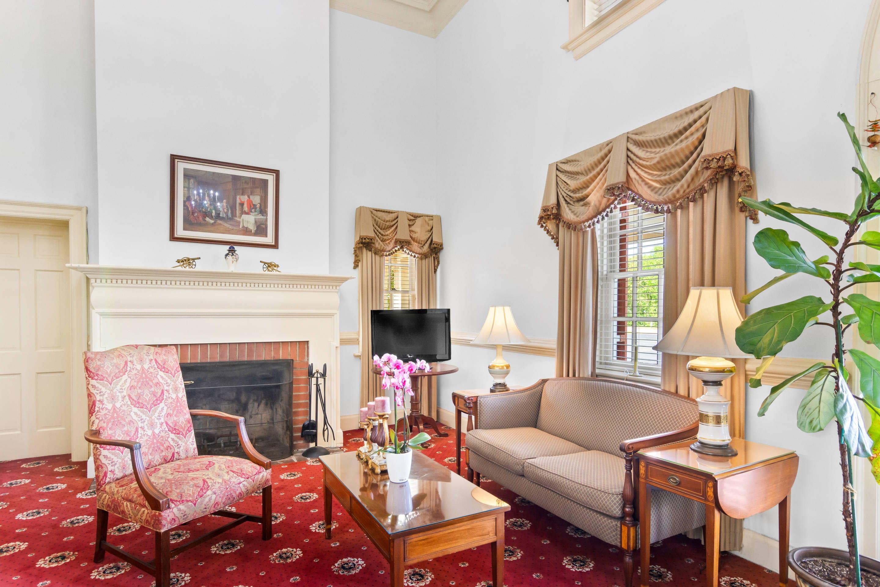 Lobby with sitting area | Rodeway Inn Historic