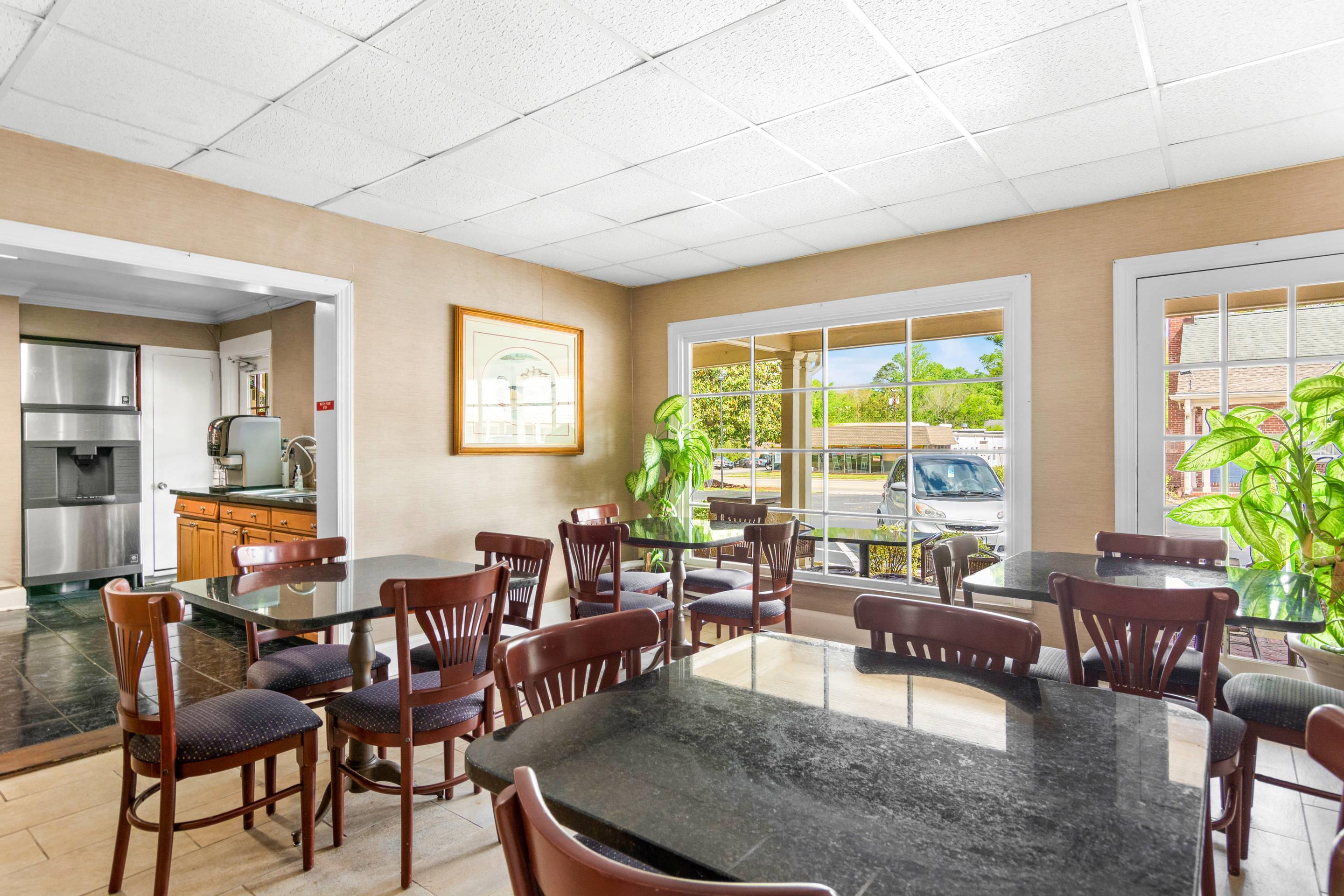 Breakfast area | Rodeway Inn Historic