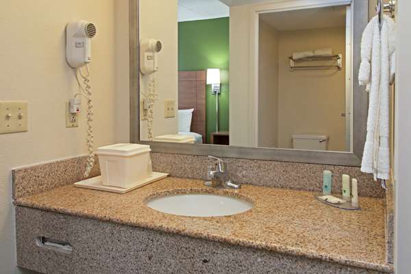  - Quality Suites Lake Wright Norfolk - I-64, Exit 282