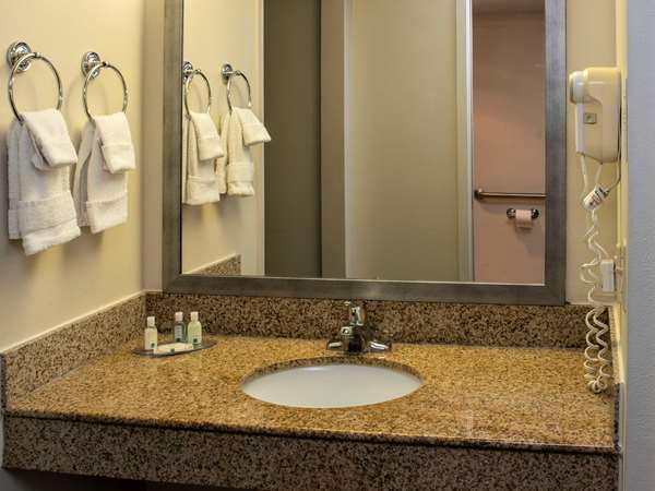 Suite - Quality Suites Lake Wright Norfolk - I-64, Exit 282