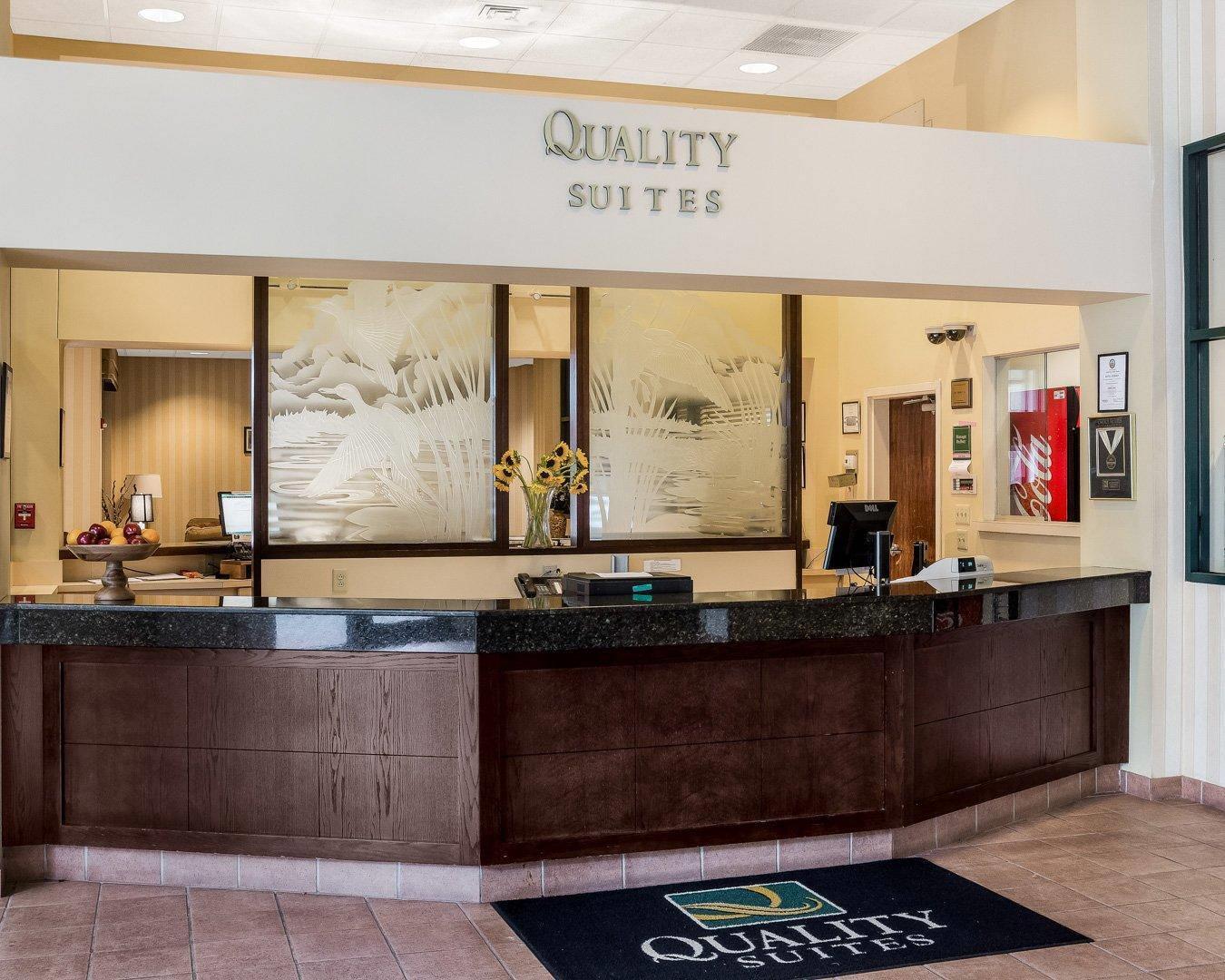 Front desk | Quality Suites Lake Wright - Norfolk Airport