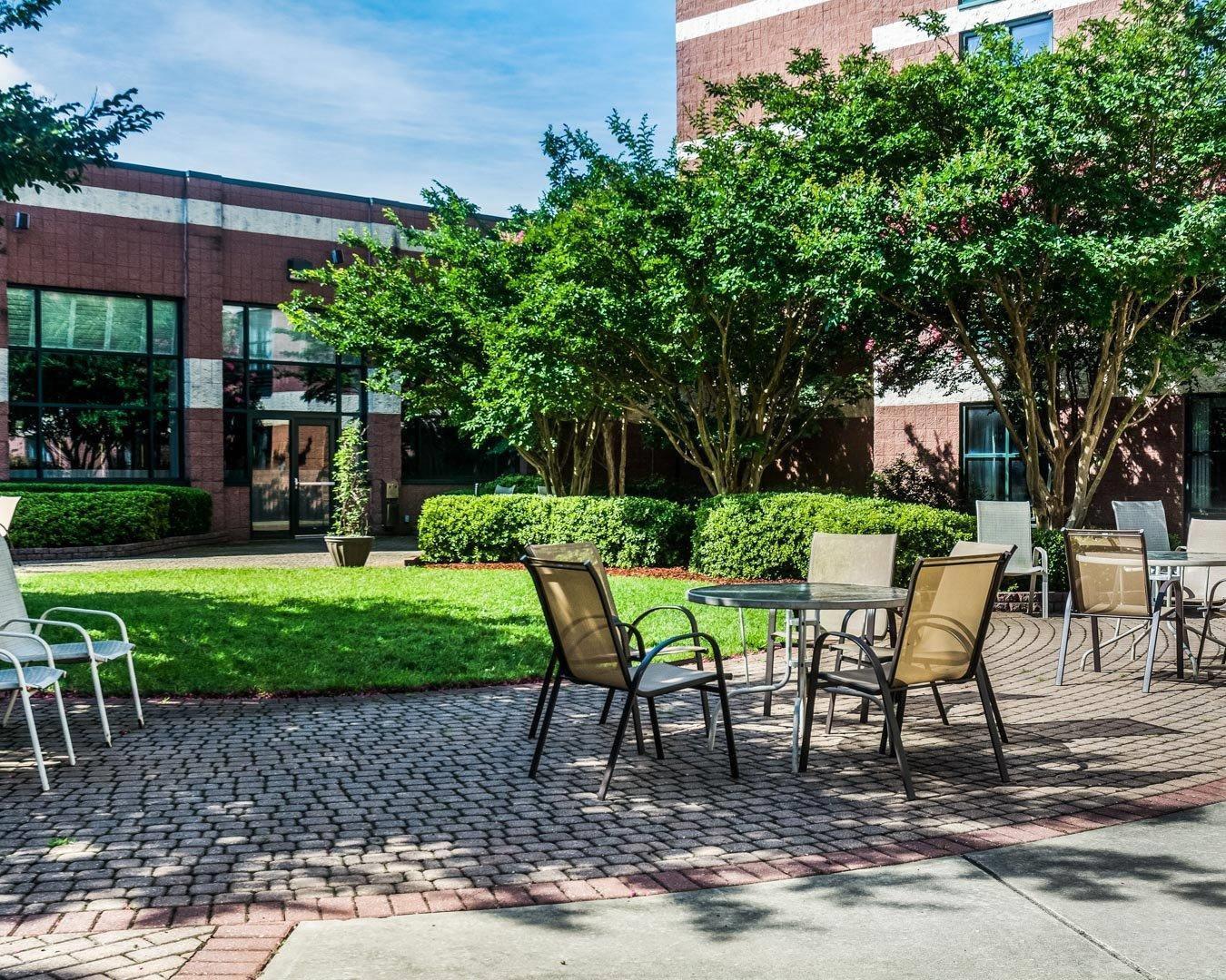 Relaxing patio area | Quality Suites Lake Wright - Norfolk Airport