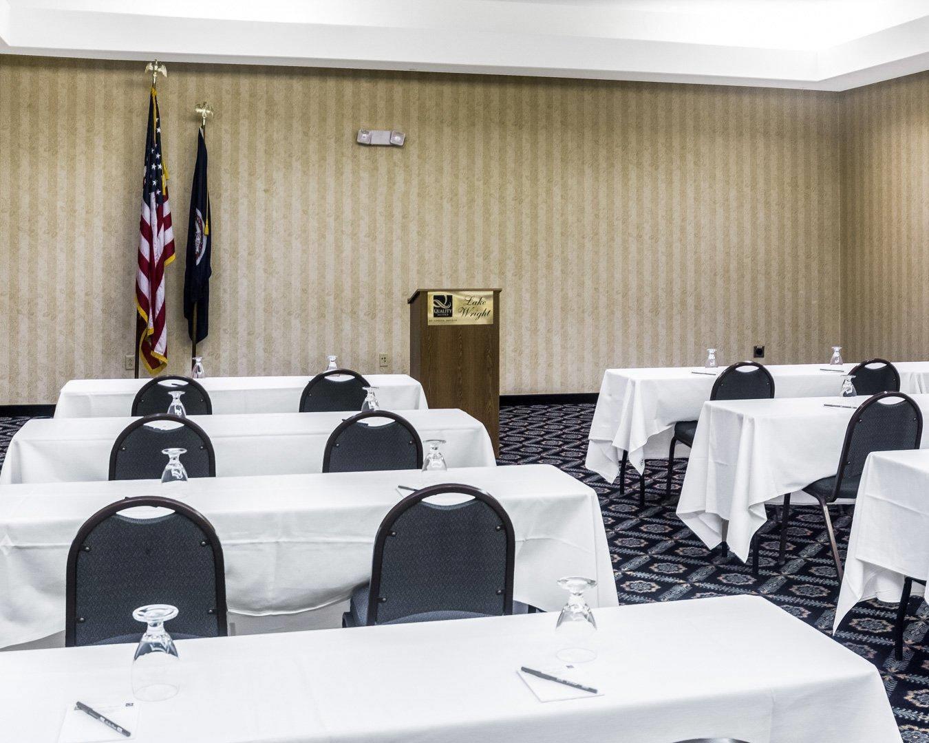 Banquetmeeting room with audiovisual equipment | Quality Suites Lake Wright - Norfolk Airport