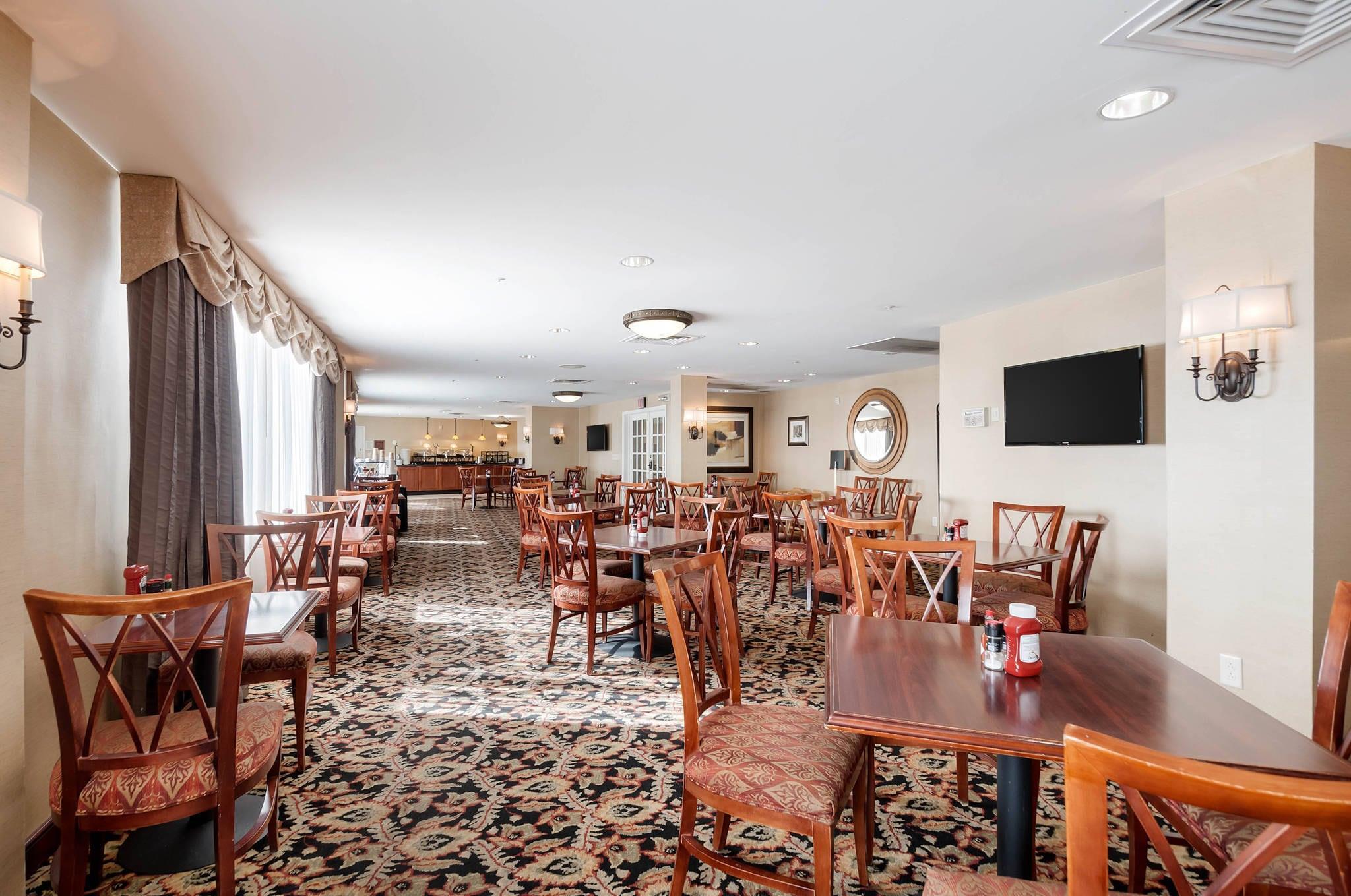 Breakfast area | Arlington Court Suites, a Clarion Collection Hotel