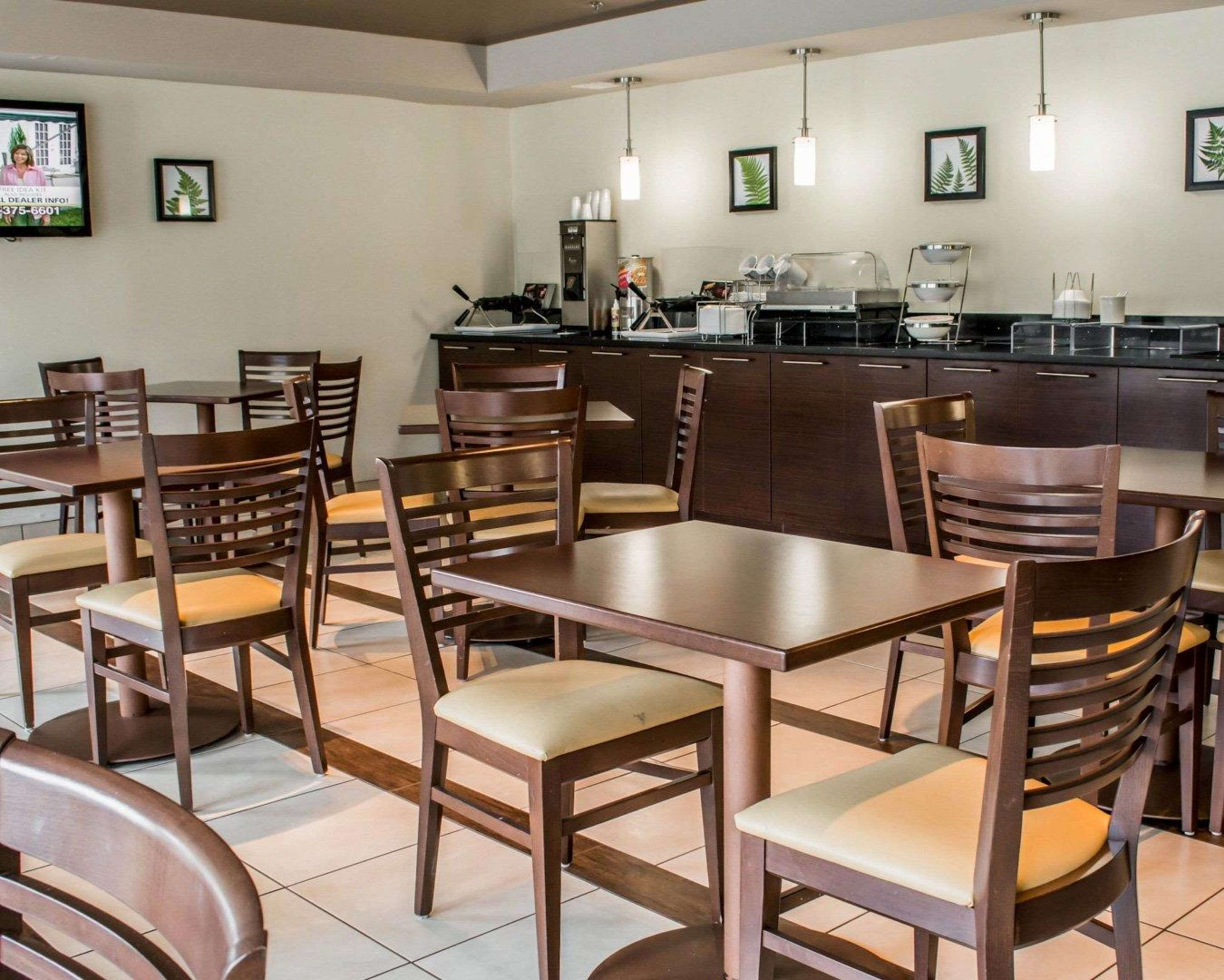 Enjoy breakfast in this spacious area | Sleep Inn Historic