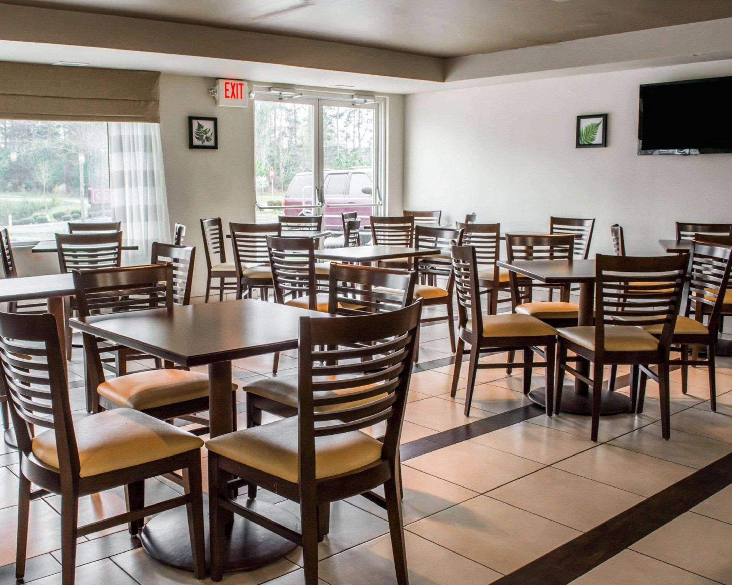 Enjoy breakfast in this seating area | Sleep Inn Historic