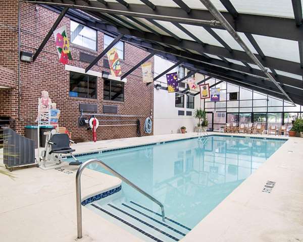 Pool - Comfort Inn Univ Center Fairfax - I-66, Exit 57