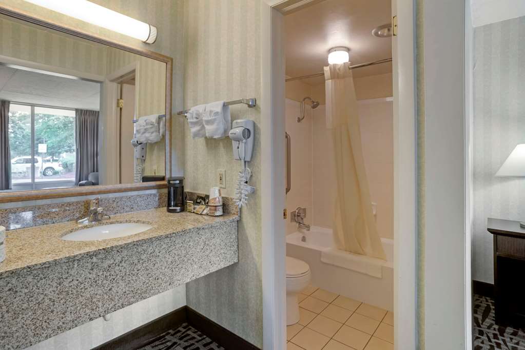 QUALITY INN FREDERICKSBURG NEAR HIS-guestroom-Guest Room,Bathroom,On-Site.jpg
