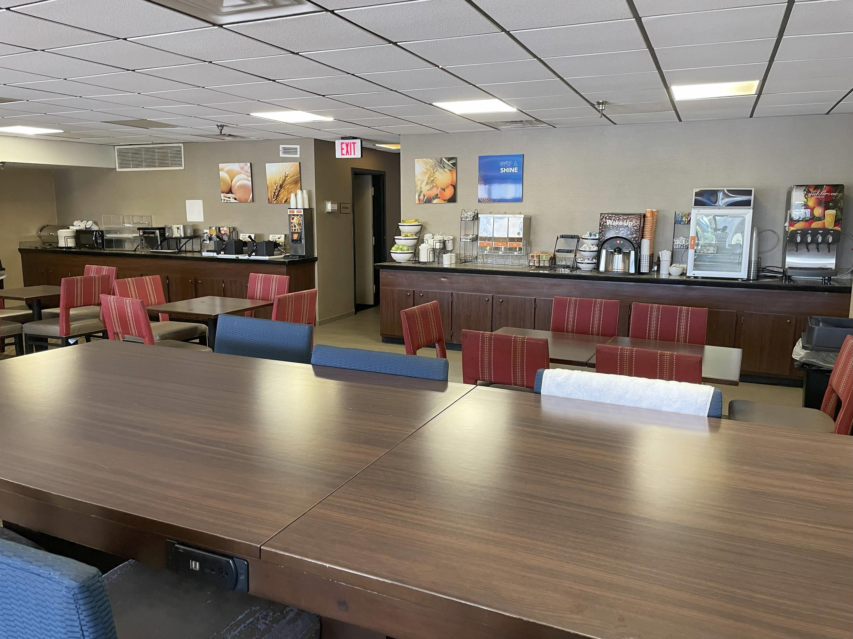 Breakfast area | Comfort Inn Falls Church - Tysons Corner