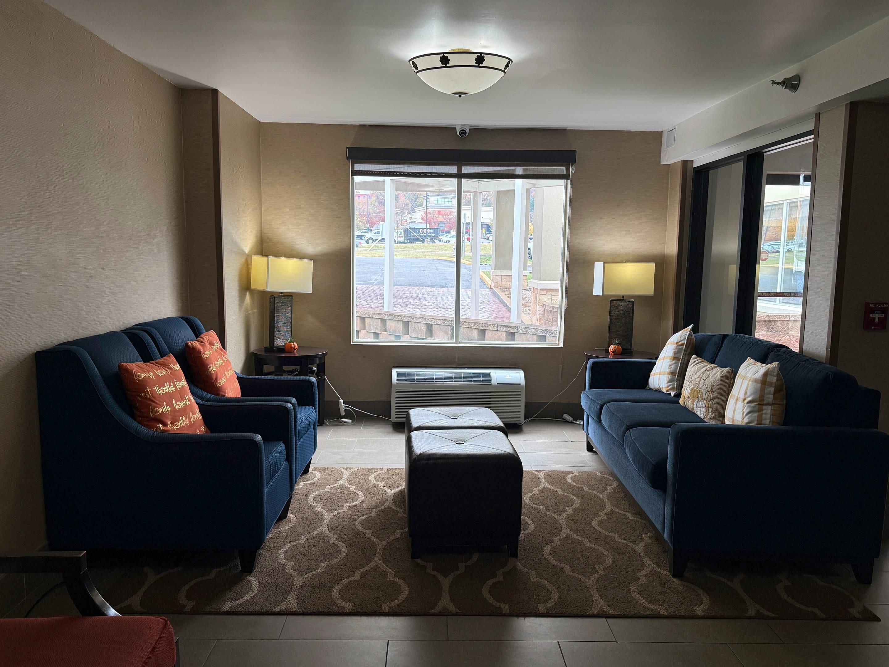 Lobby | Comfort Inn Falls Church - Tysons Corner