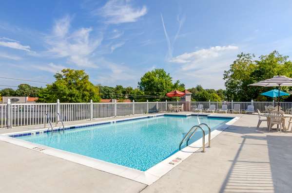 Pool - Quality Inn Waynesboro