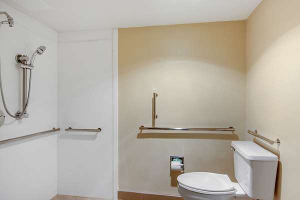  - Comfort Inn Chester - I-95, Exit 61A