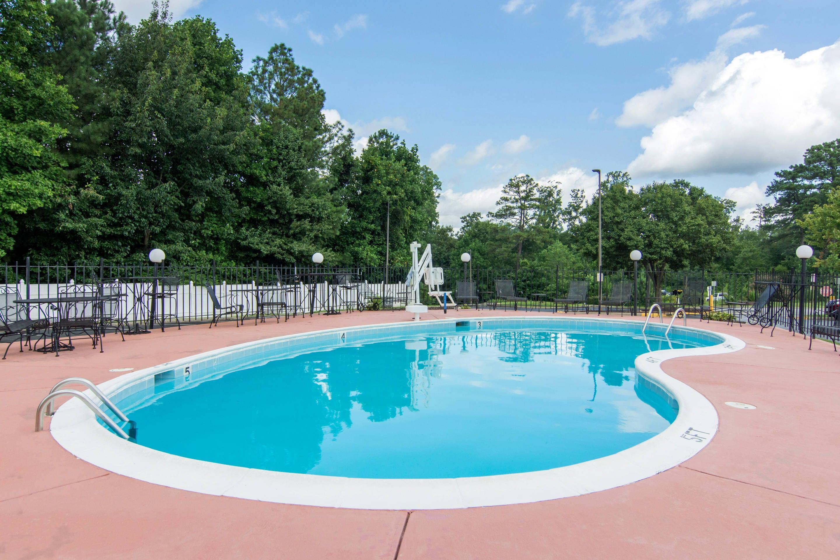 Outdoor pool | Comfort Inn Chester - Richmond South