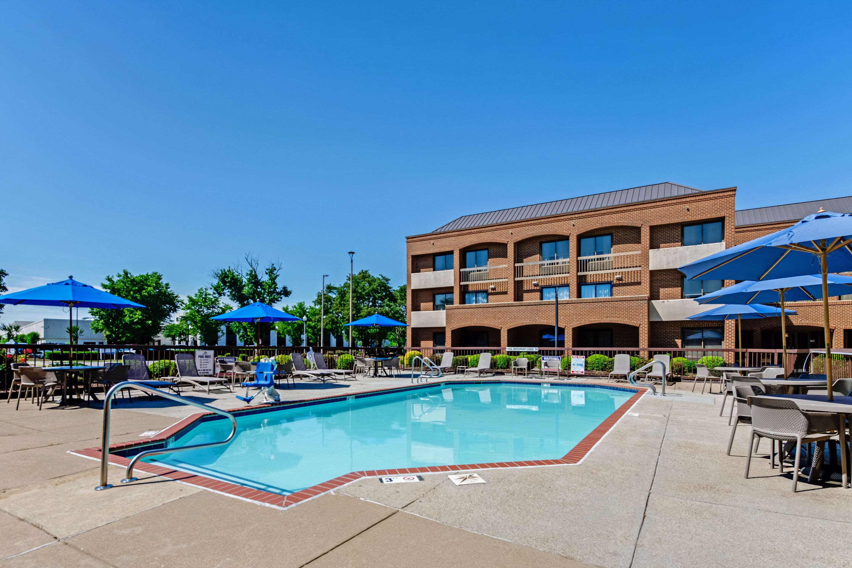 Outdoor pool | Comfort Suites Chesapeake - Norfolk