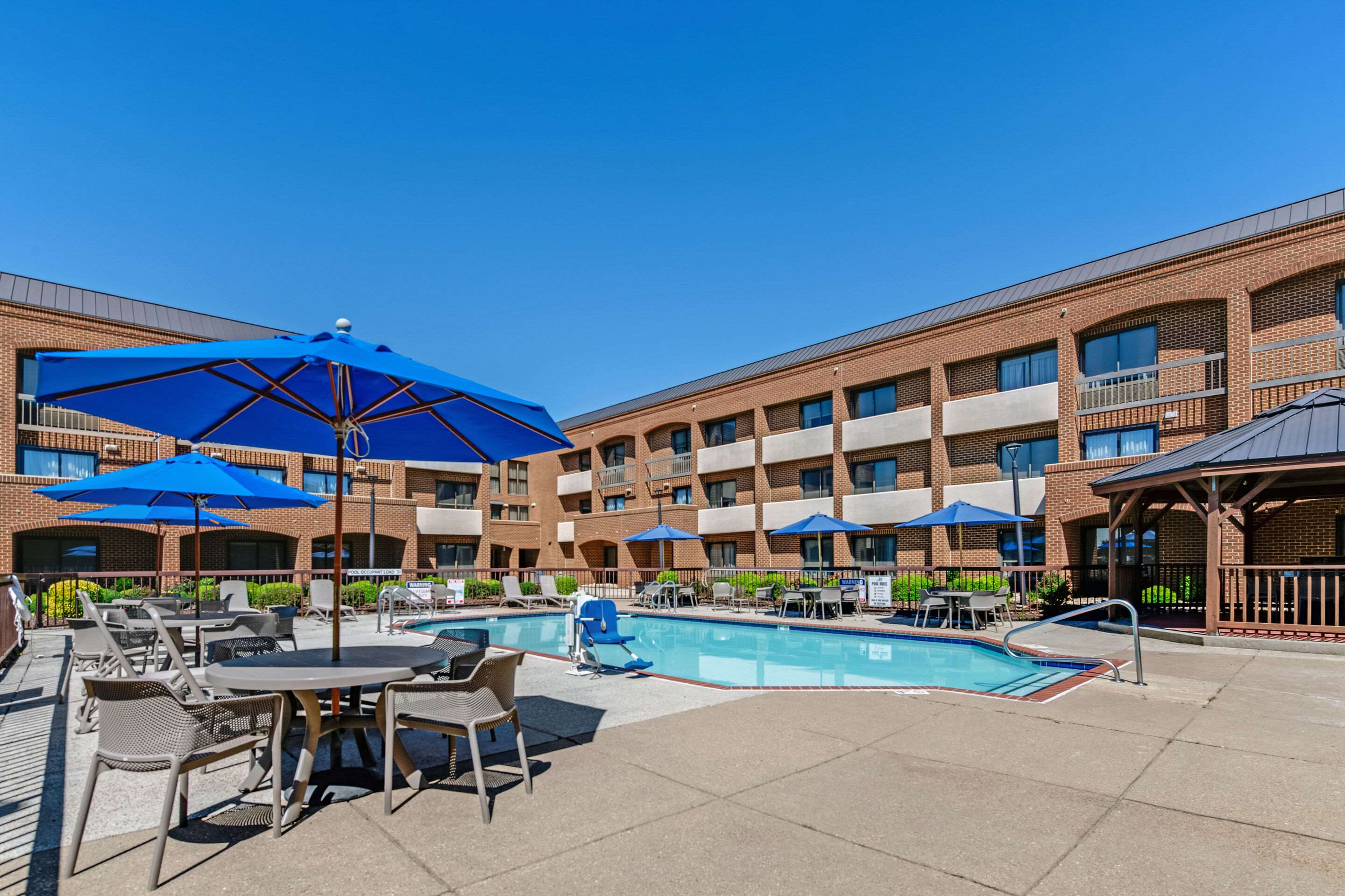Outdoor pool | Comfort Suites Chesapeake - Norfolk