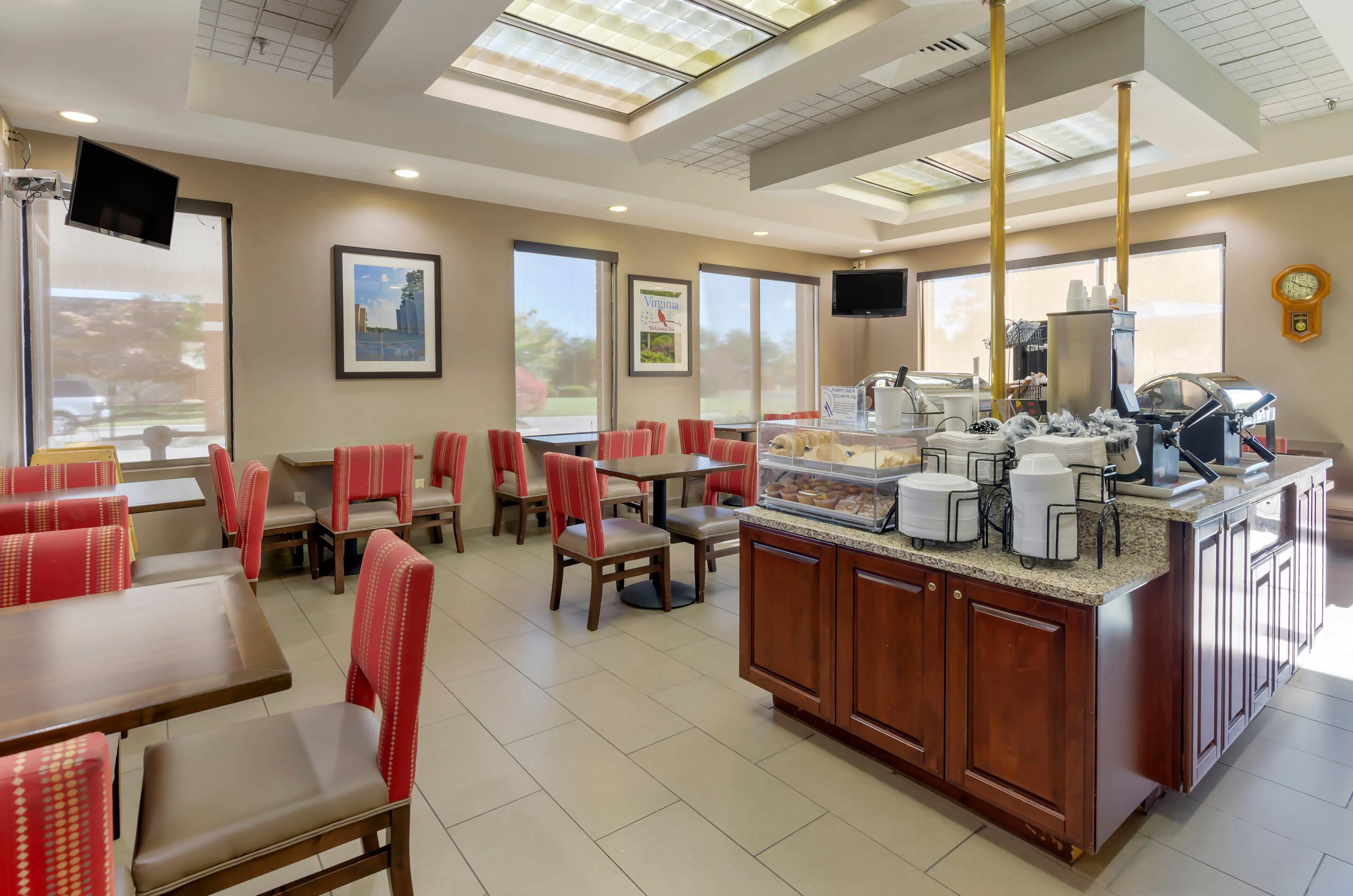 Breakfast area | Comfort Inn Blacksburg University Area