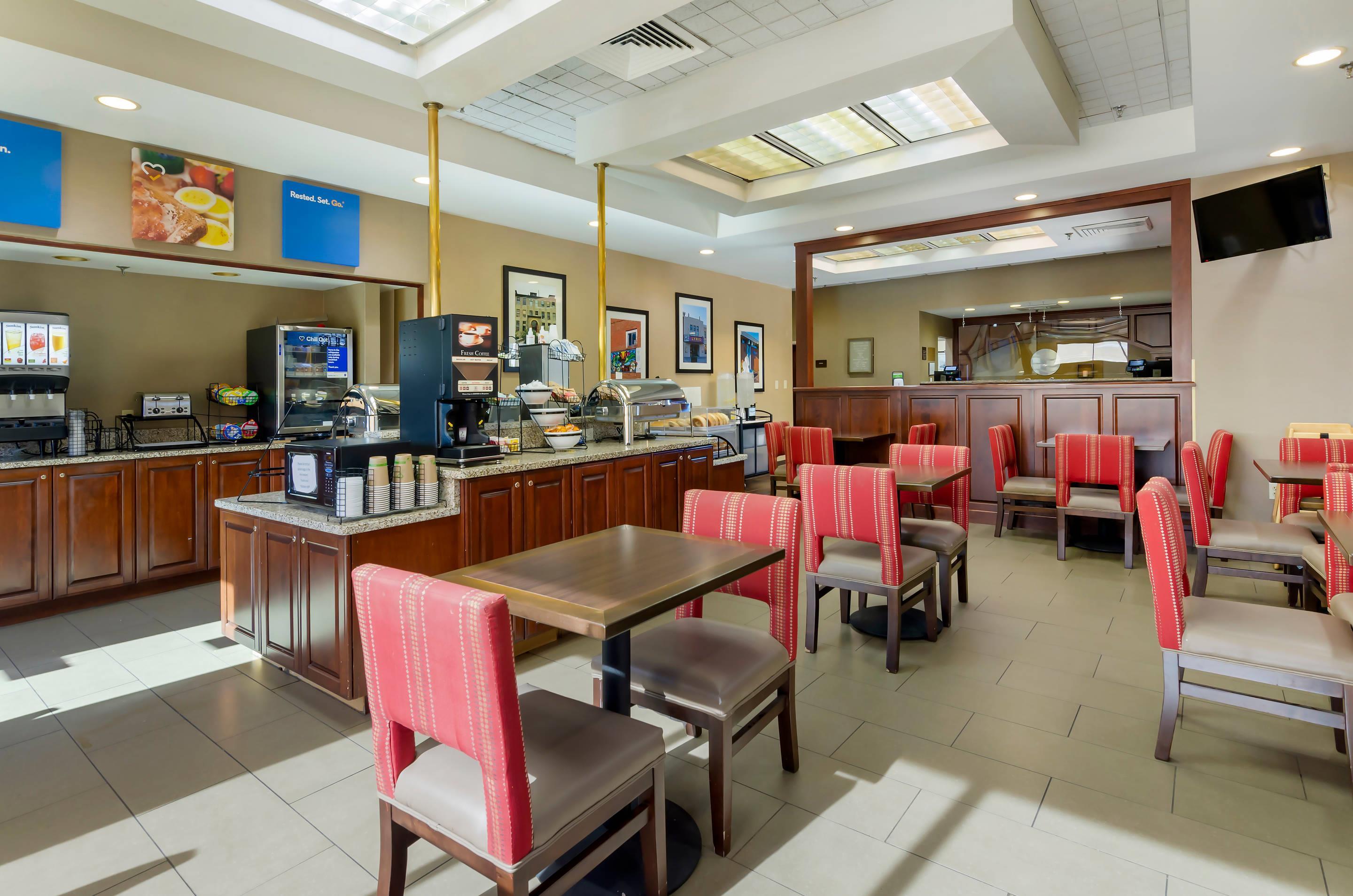 Breakfast area | Comfort Inn Blacksburg University Area