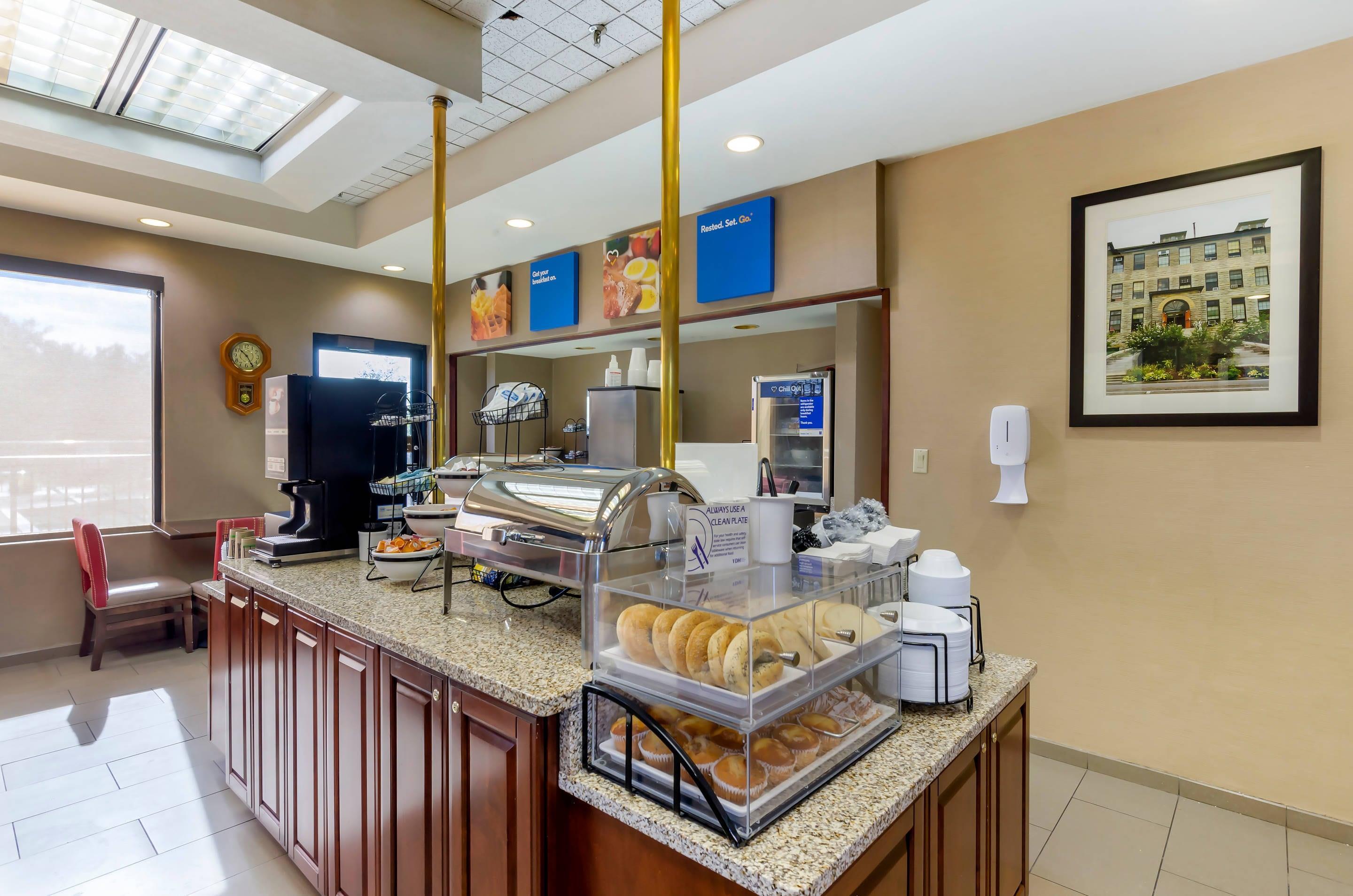 Breakfast area | Comfort Inn Blacksburg University Area