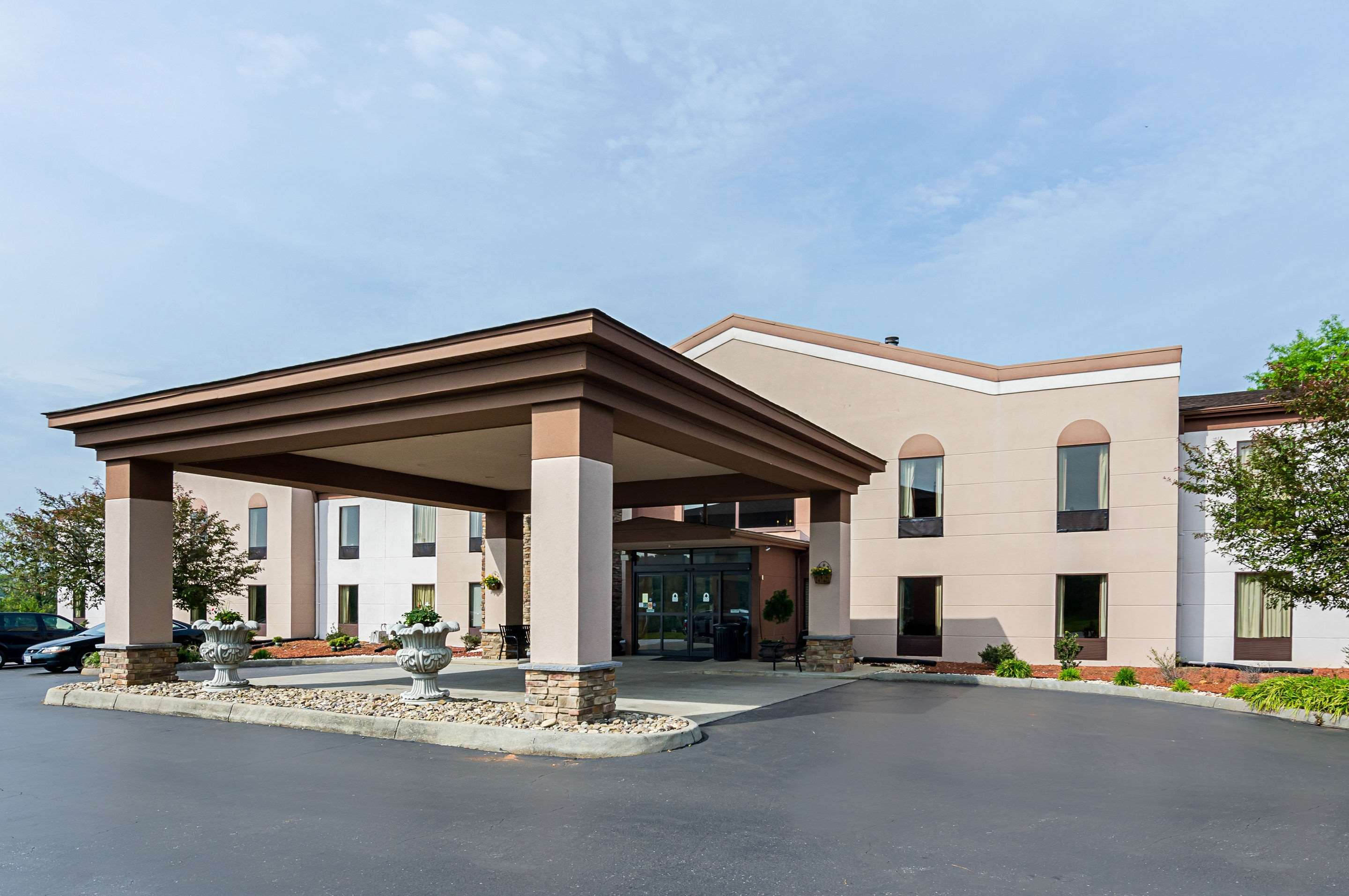 Hotel entrance | Quality Suites Altavista - Lynchburg South