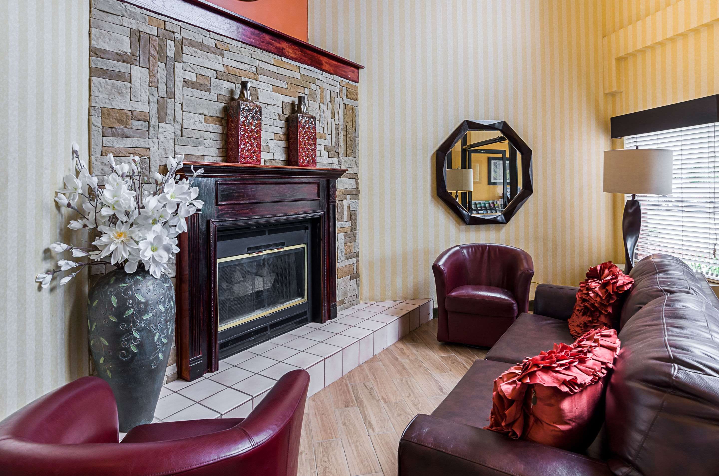 Fireplace in the lobby | Quality Suites Altavista - Lynchburg South