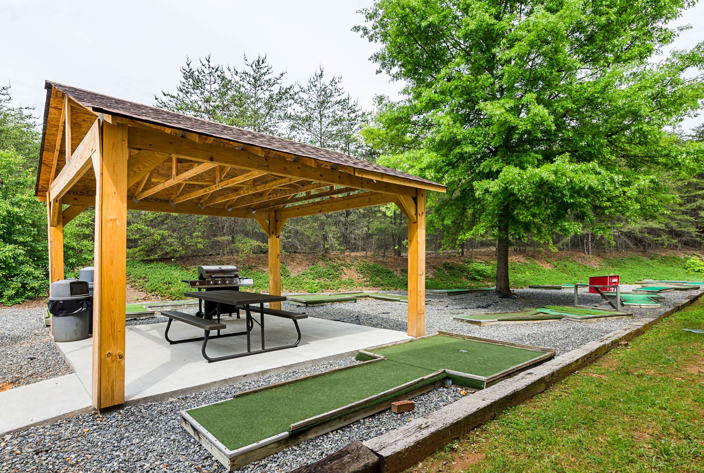 Hotel picnic area | Quality Suites Altavista - Lynchburg South