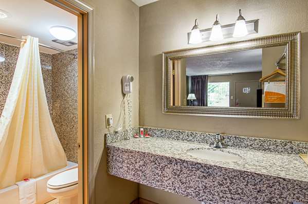  - Econo Lodge Lynchburg